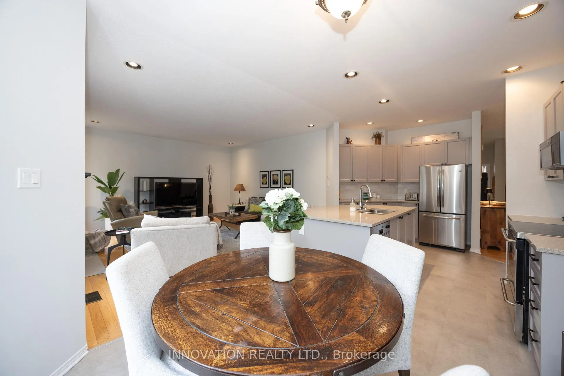 Photo 14 of 15 Whithorn Avenue, Ottawa, Kanata - Morgan's Grant/South March — HOMEH