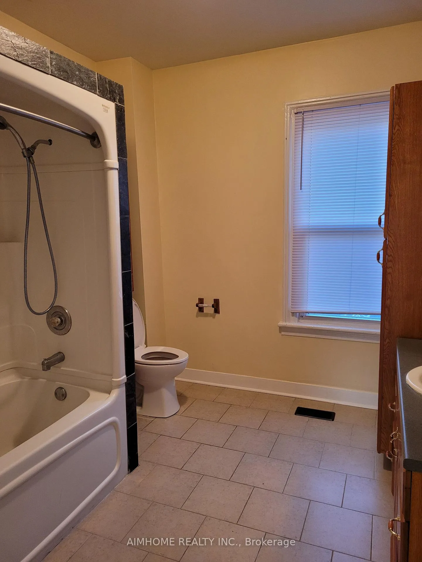 Photo 3 of 76 Penatang Street, Barrie, Codrington — HOMEH