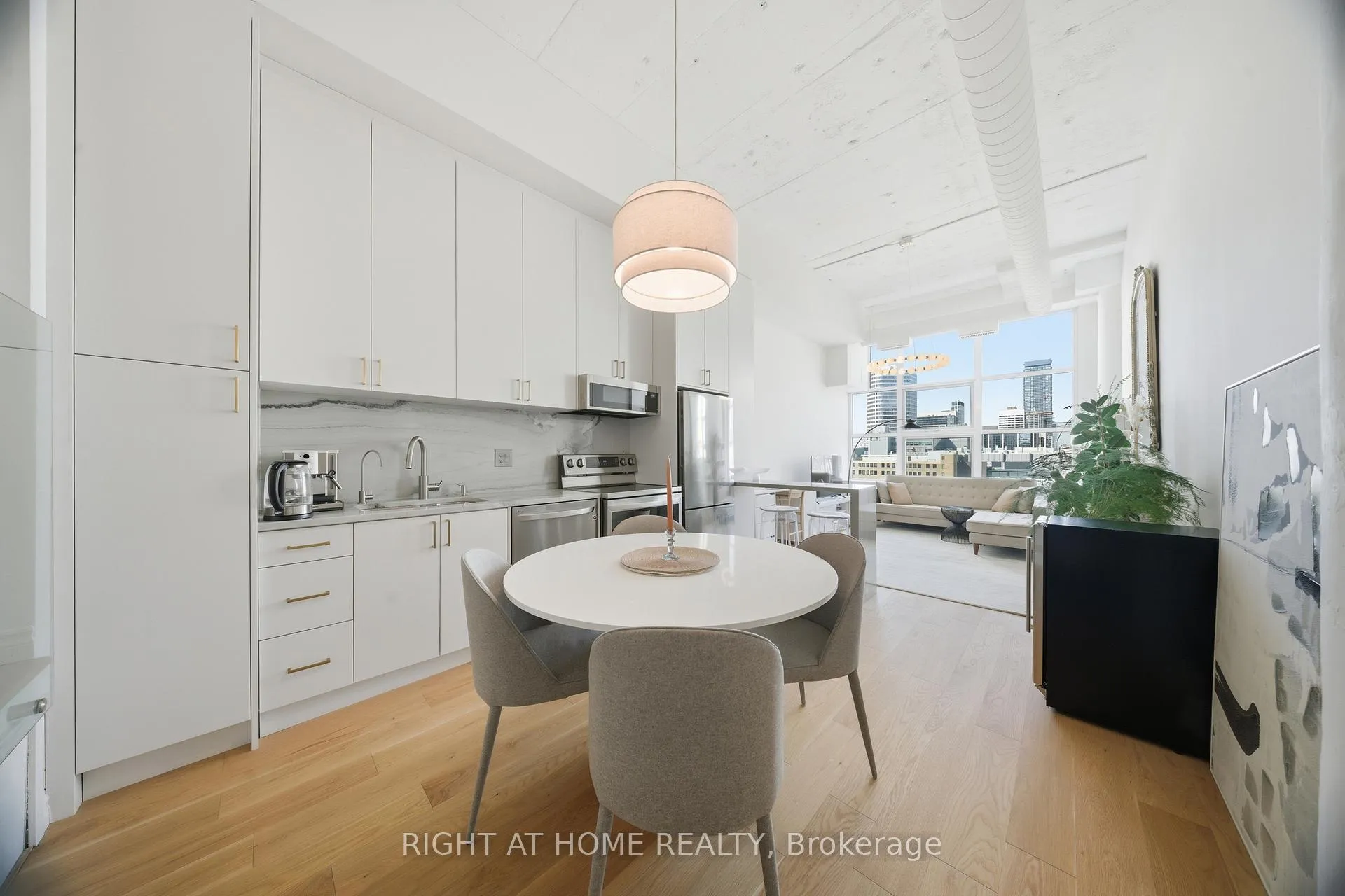 Front of Unit 1011, 155 Dalhousie Street