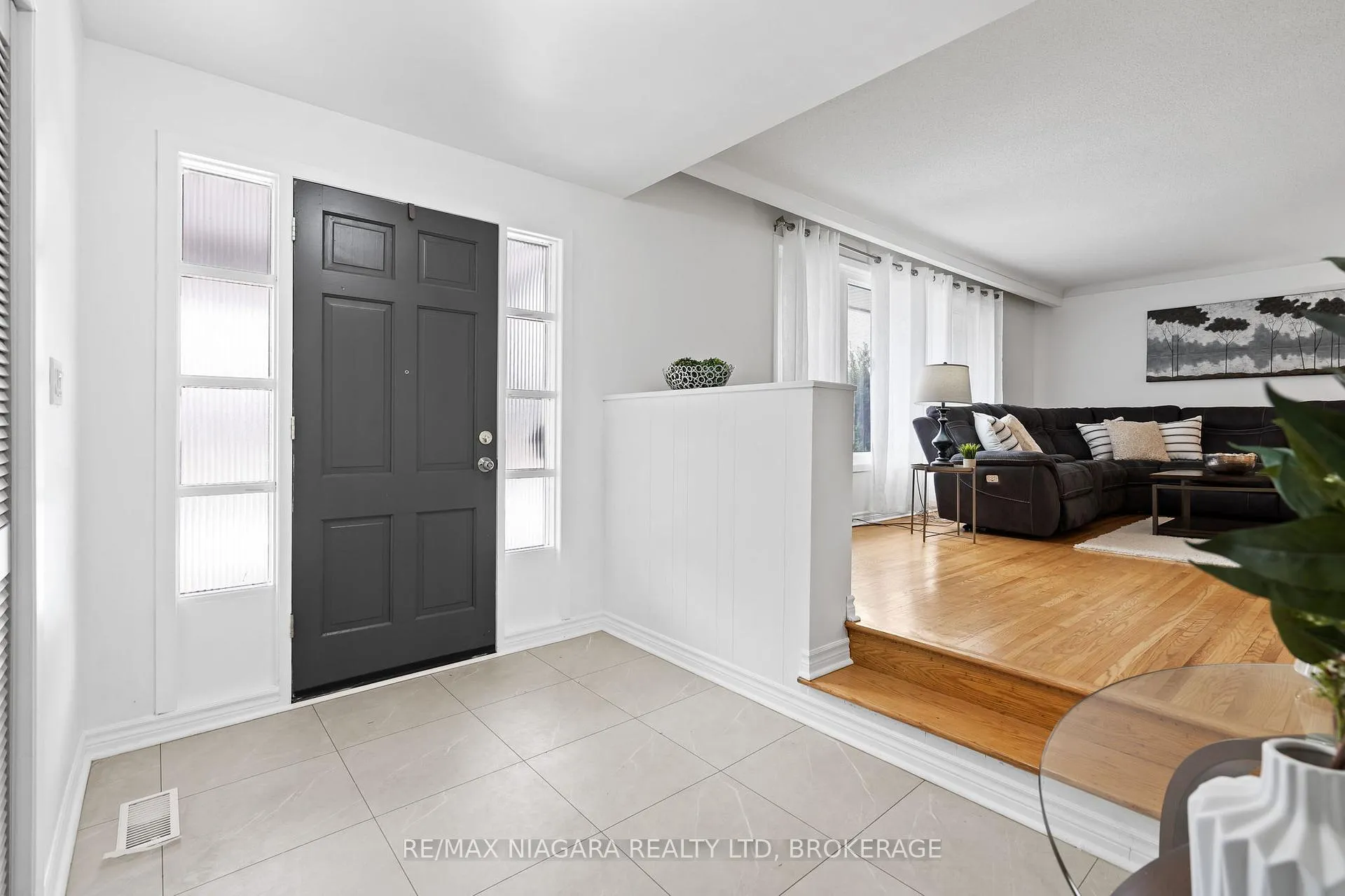 Photo 4 of 4 Tanner Circle, St. Catharines, Lakeshore — HOMEH