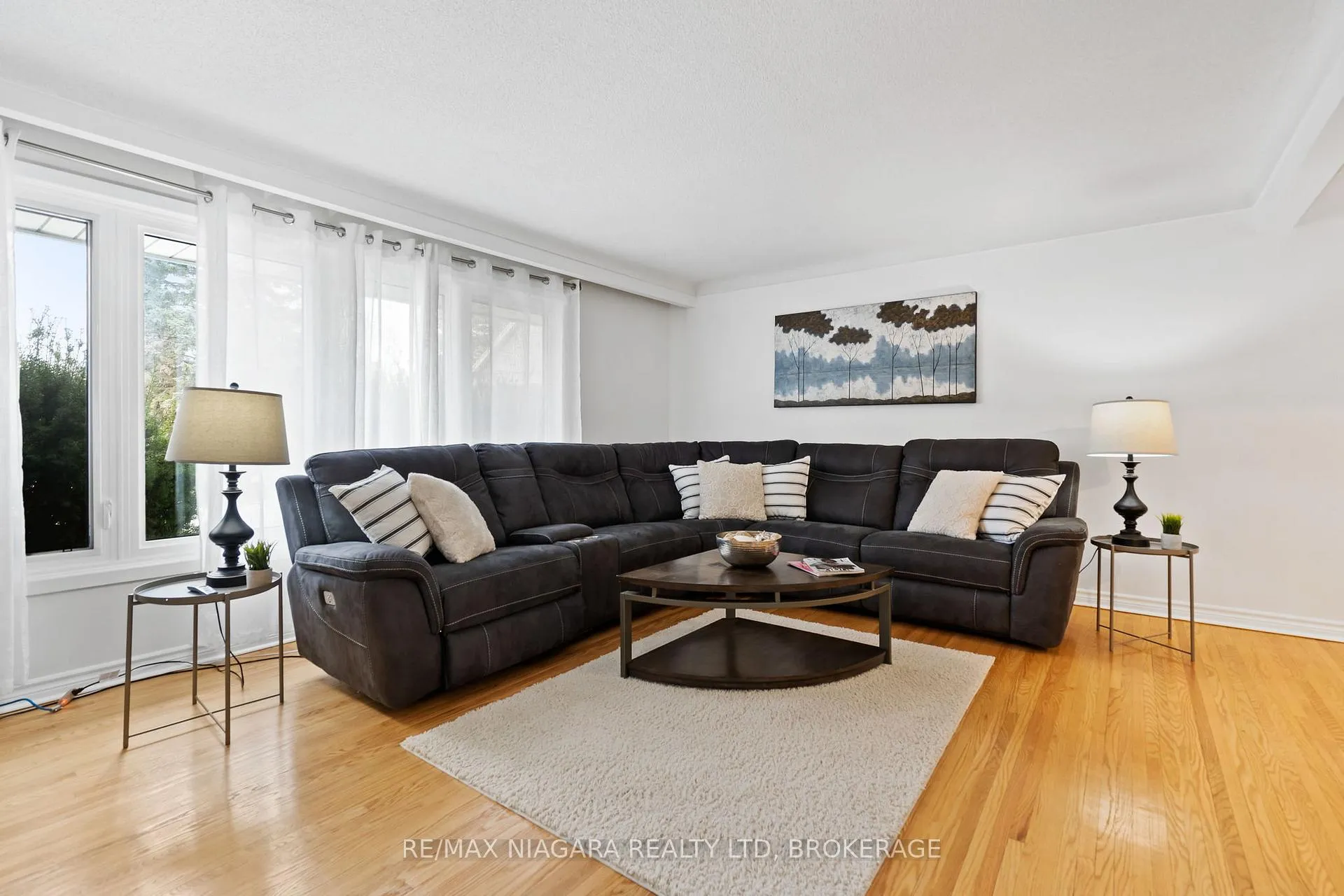 Photo 7 of 4 Tanner Circle, St. Catharines, Lakeshore — HOMEH