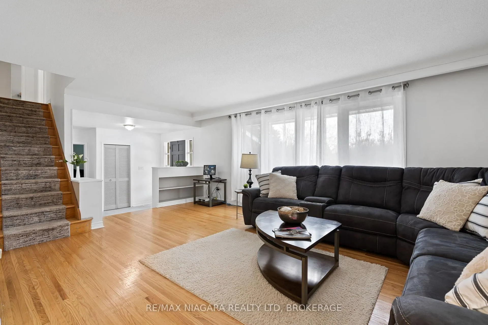 Photo 8 of 4 Tanner Circle, St. Catharines, Lakeshore — HOMEH