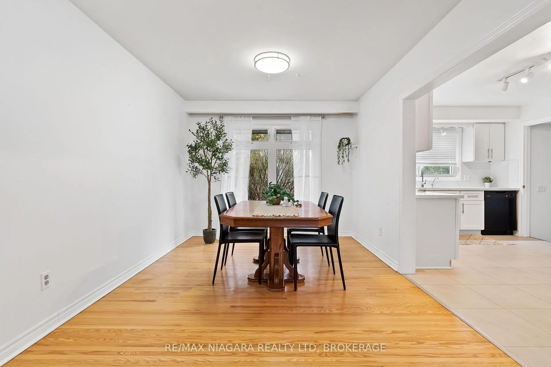 Photo 9 of 4 Tanner Circle, St. Catharines, Lakeshore — HOMEH