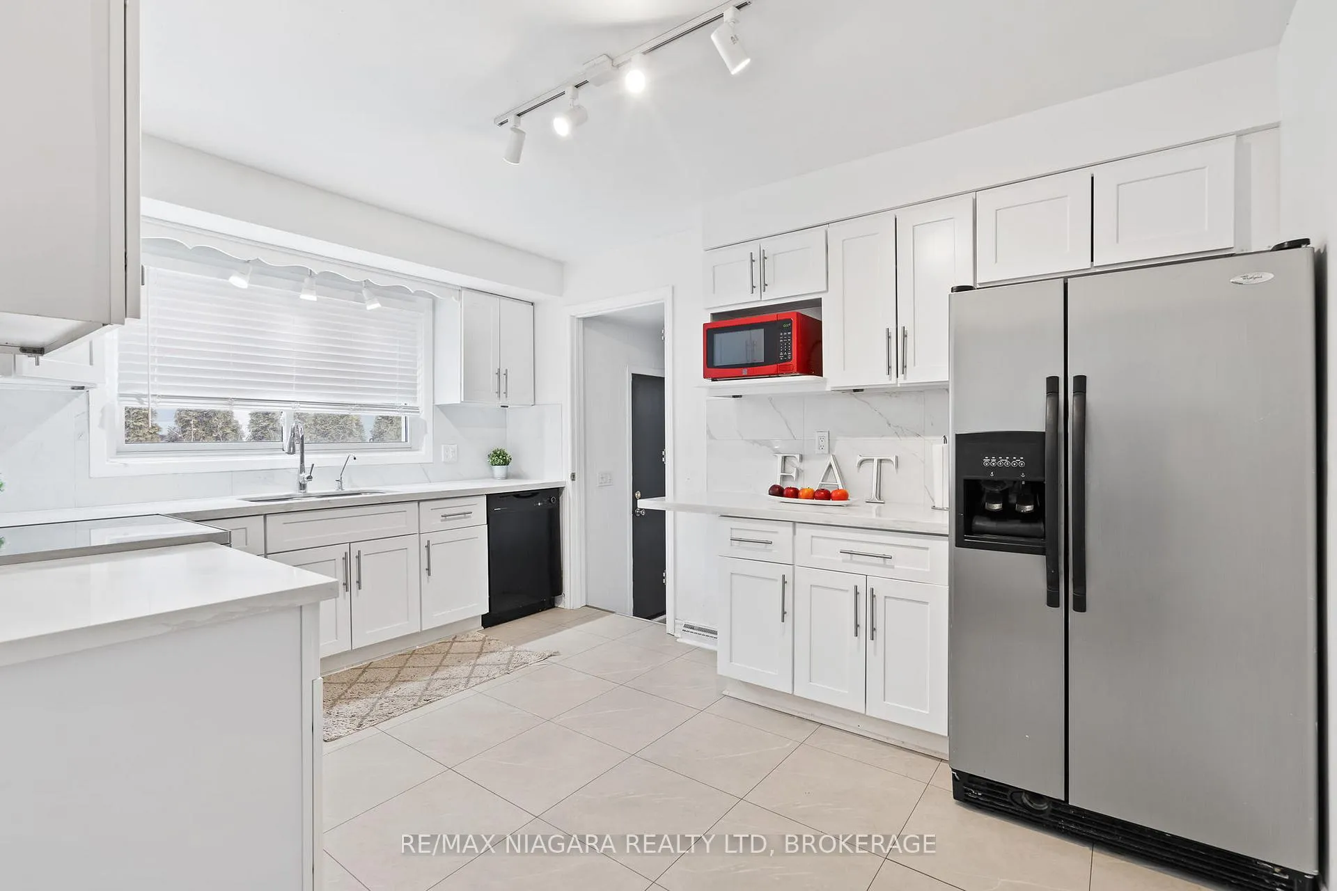 Photo 10 of 4 Tanner Circle, St. Catharines, Lakeshore — HOMEH