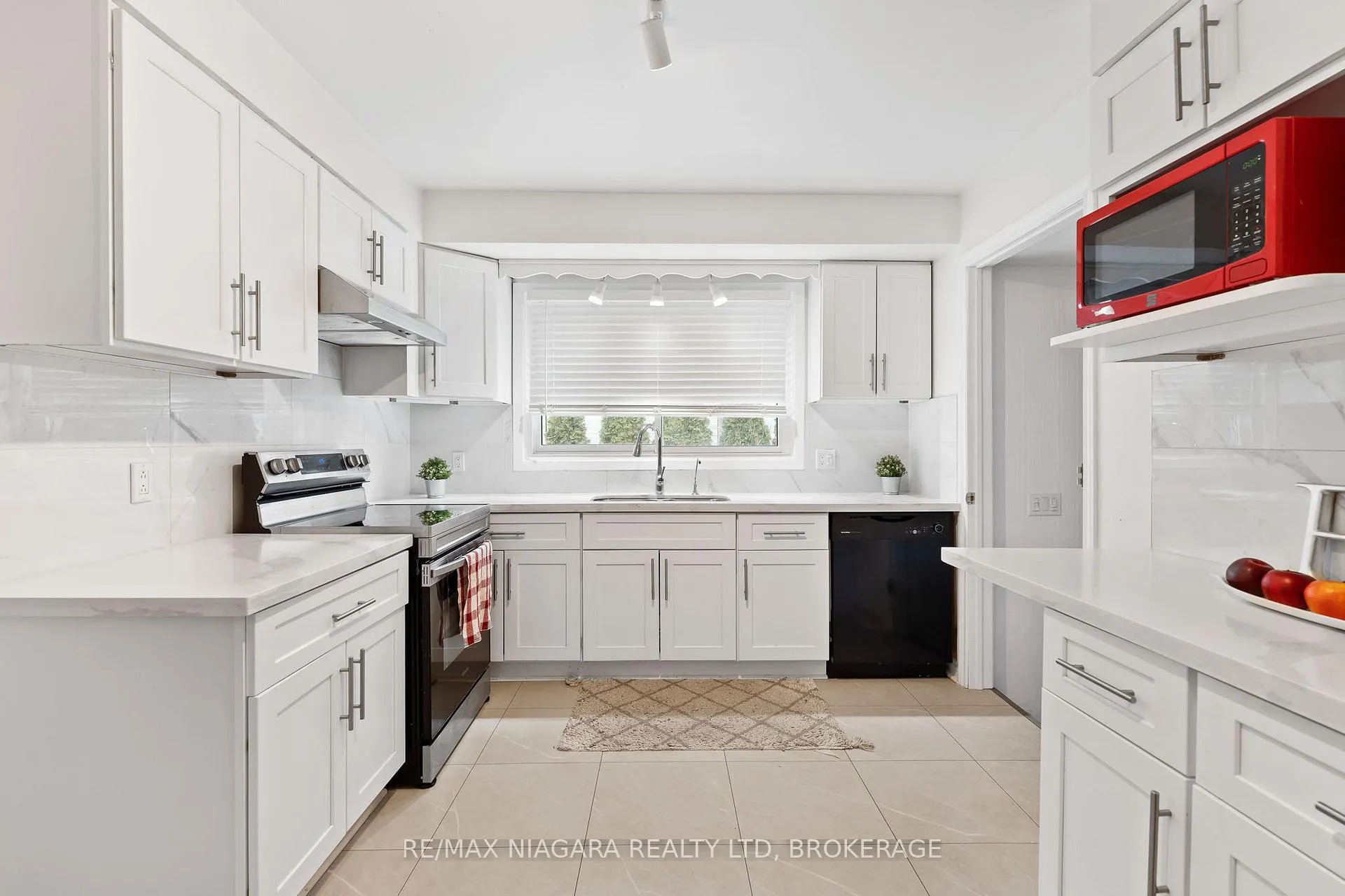 Photo 11 of 4 Tanner Circle, St. Catharines, Lakeshore — HOMEH