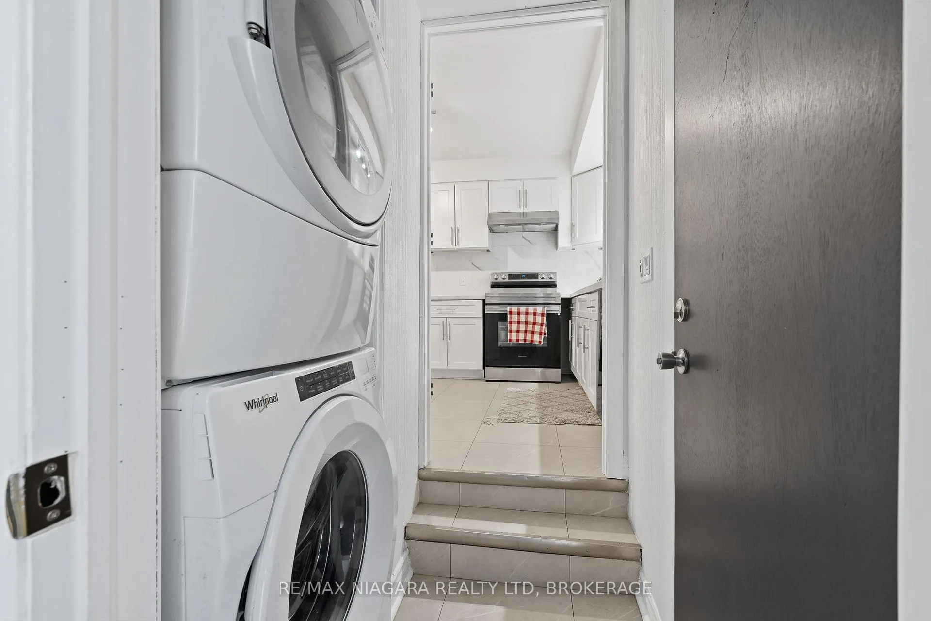 Photo 12 of 4 Tanner Circle, St. Catharines, Lakeshore — HOMEH