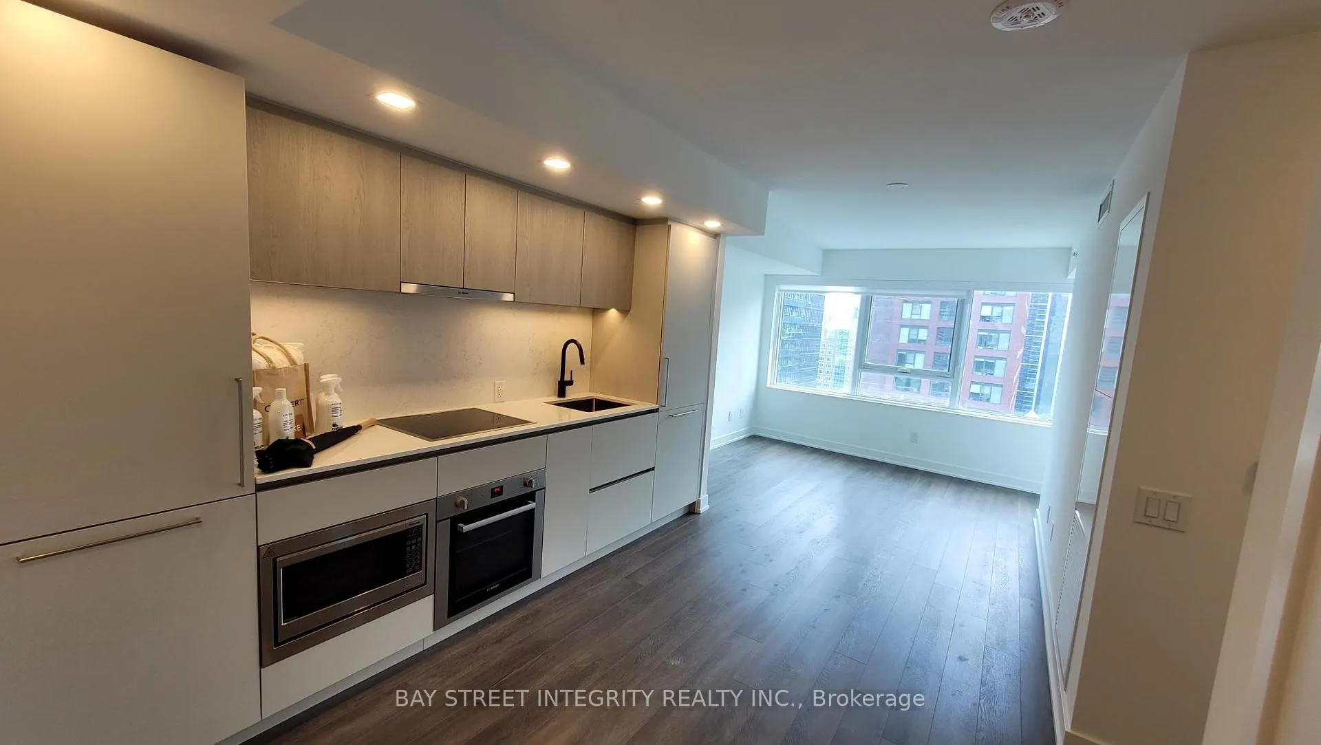 Front of Unit 1803, 609 Sherbourne Street