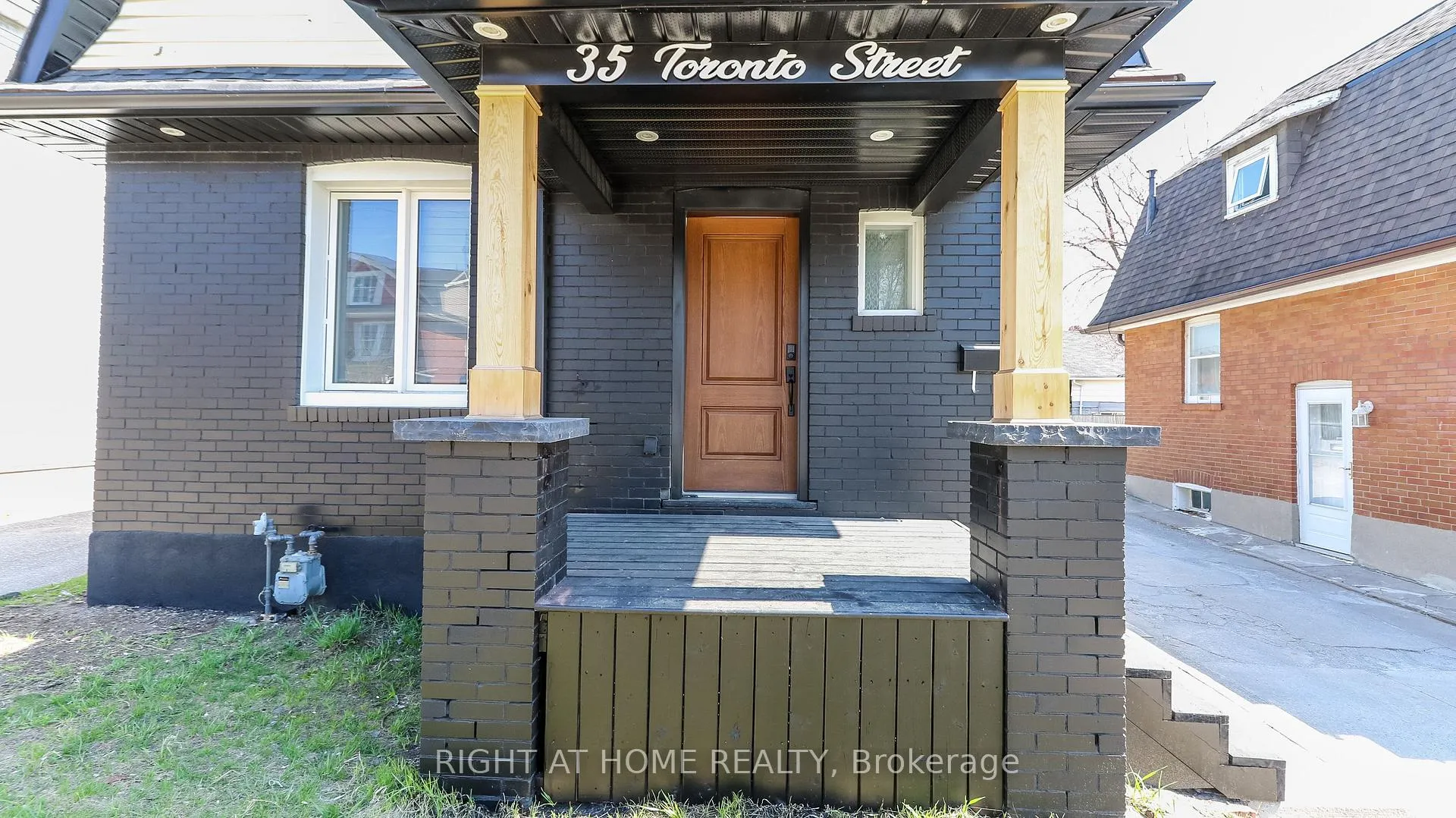 Photo 2 of 35 Toronto Street, Barrie, City Centre — HOMEH