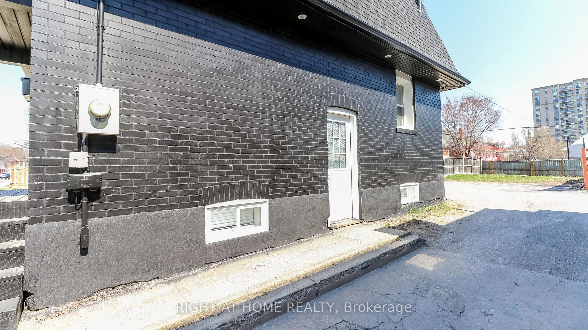 Photo 3 of 35 Toronto Street, Barrie, City Centre — HOMEH