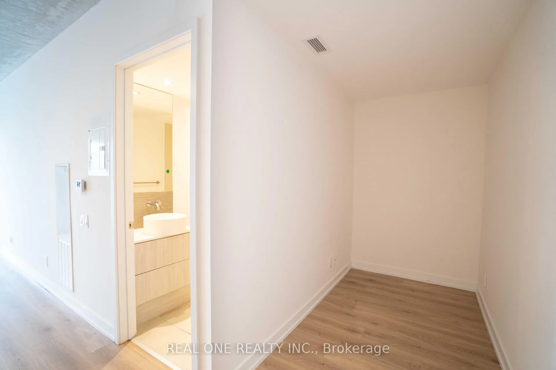 Photo 3 of Unit 318, 161 Roehampton Avenue, Toronto, Mount Pleasant West — HOMEH
