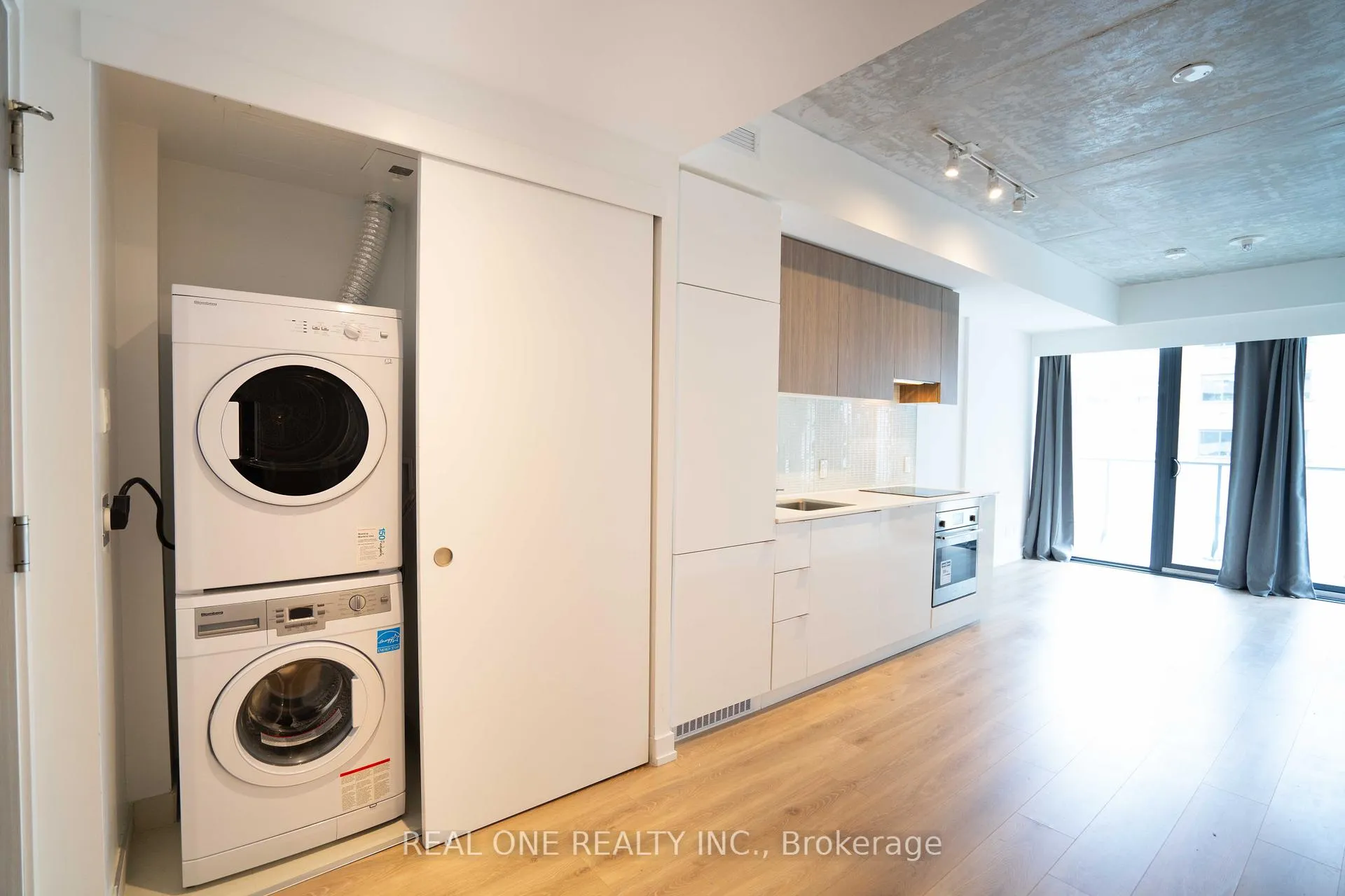 Photo 4 of Unit 318, 161 Roehampton Avenue, Toronto, Mount Pleasant West — HOMEH