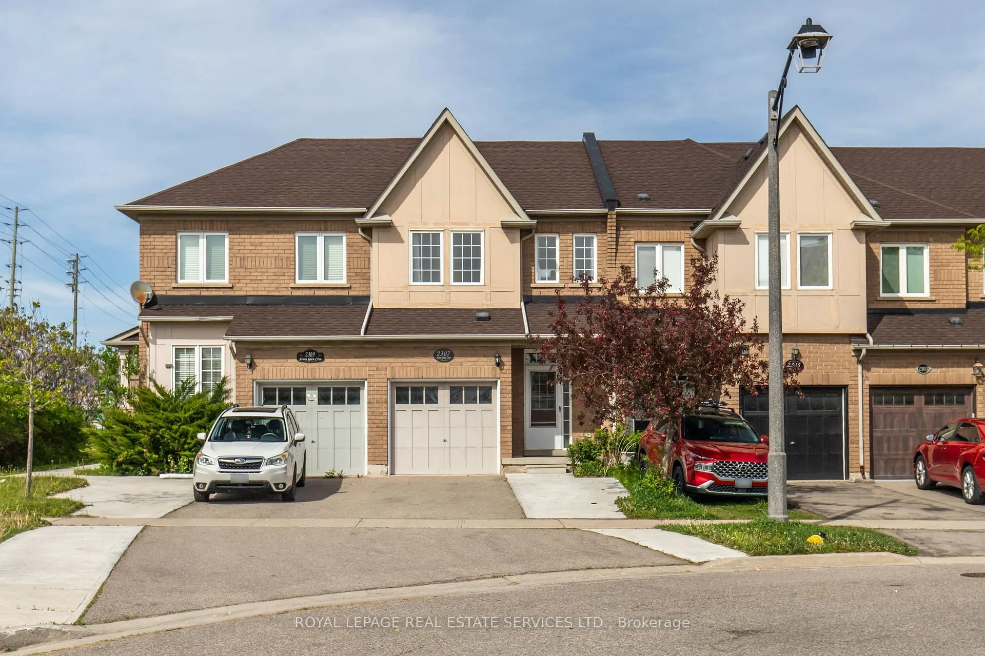 Front of 2307 Stone Glen Crescent