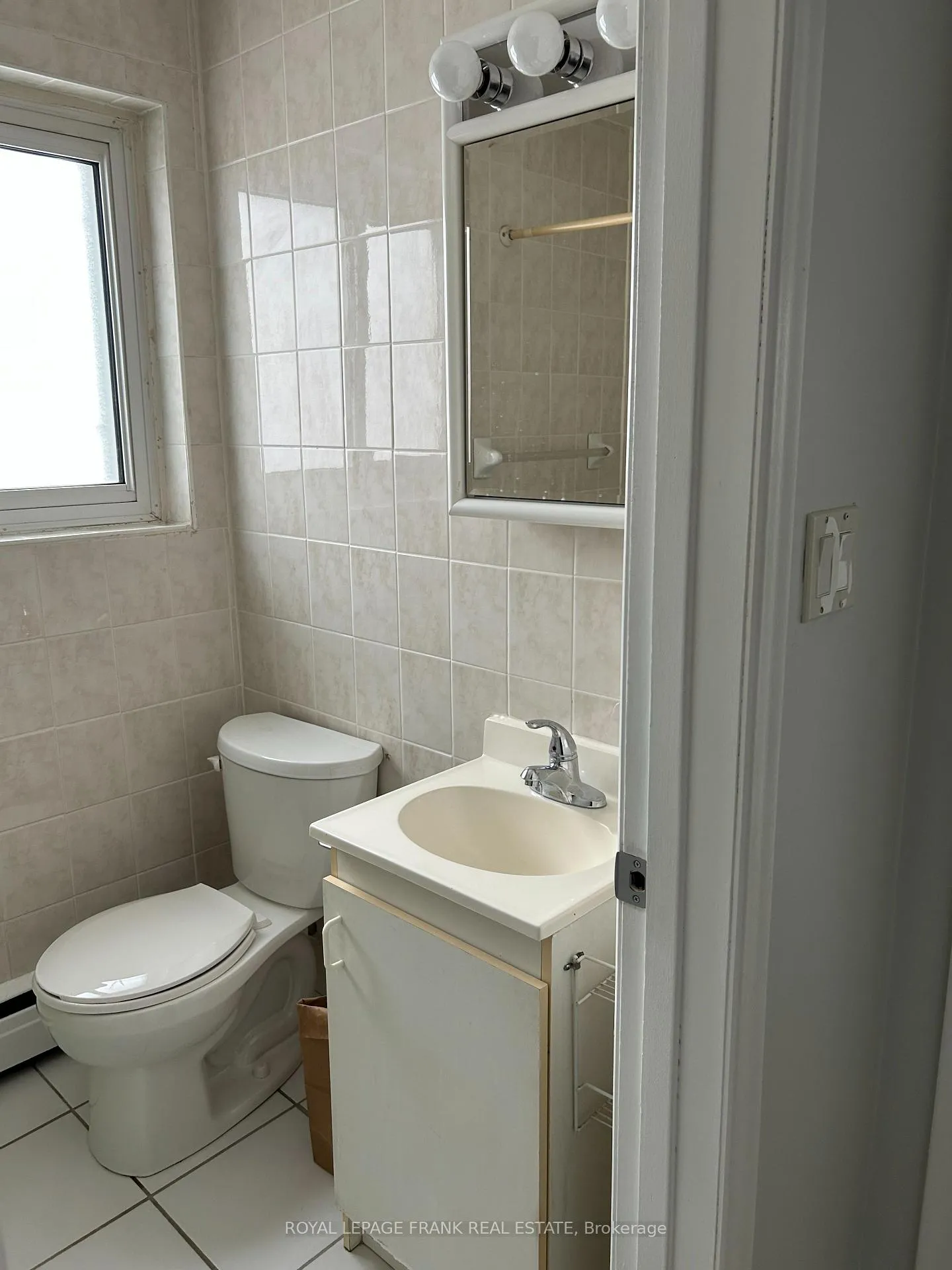 Photo 6 of Unit 4, 180 Nipigon Street, Oshawa, McLaughlin — HOMEH