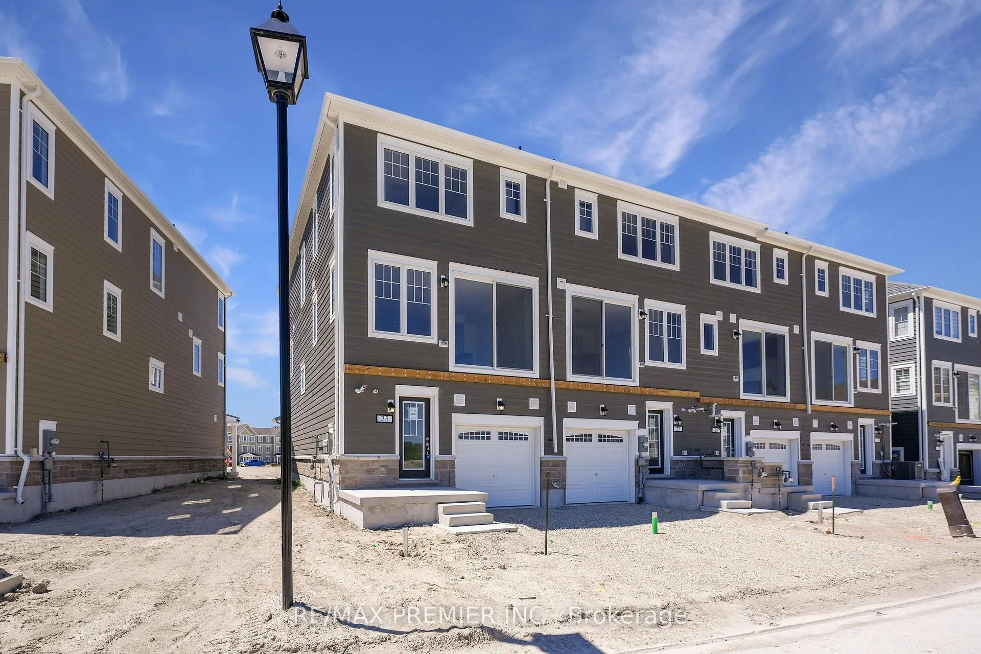 Photo 2 of 25 Sama Way, Wasaga Beach — HOMEH
