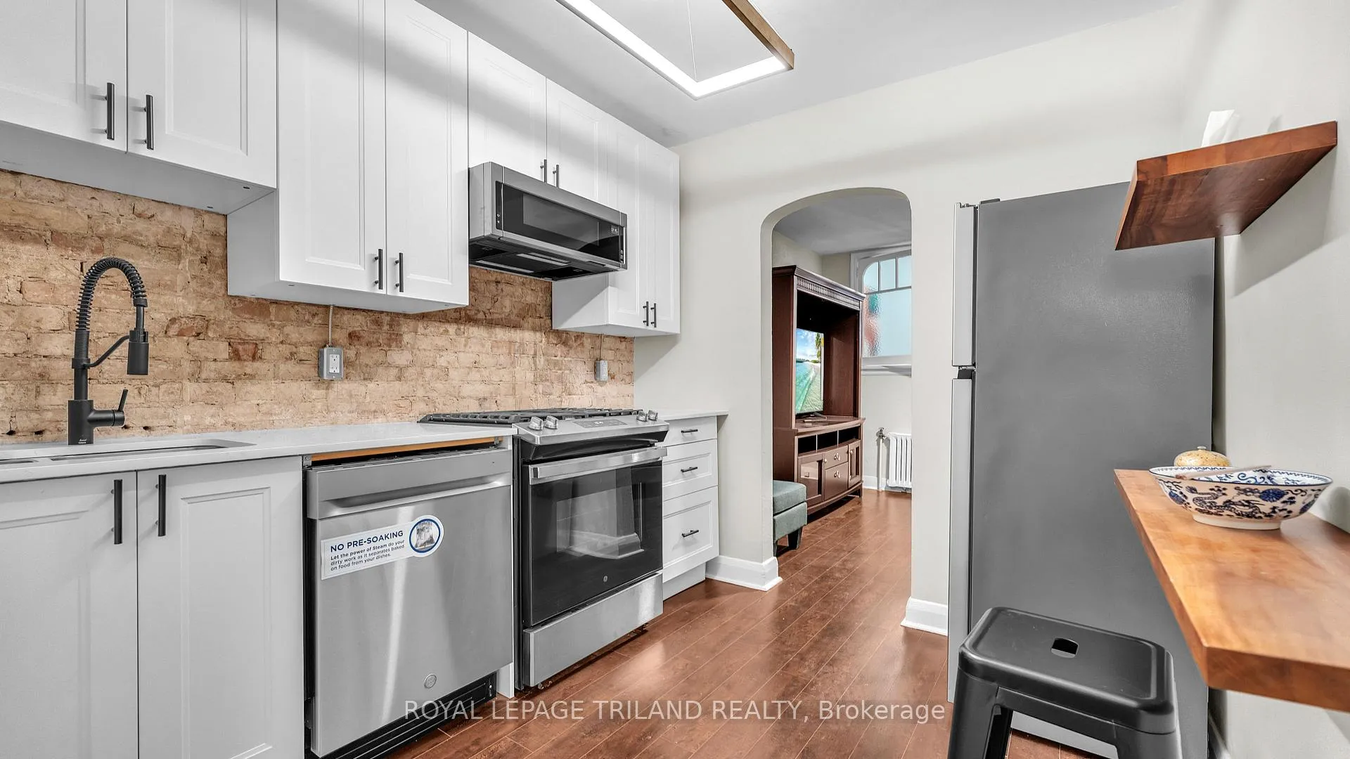 Front of Unit 6, 111 Dundas Street