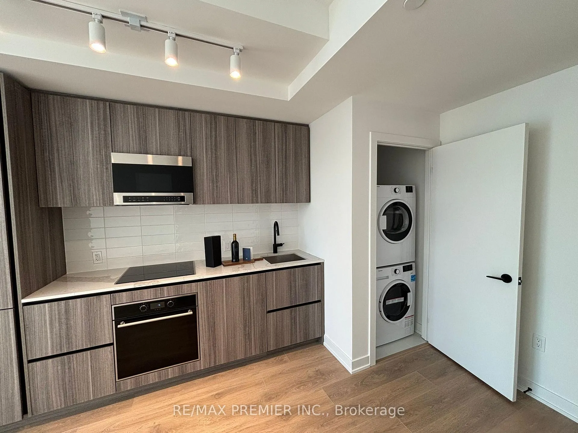 Photo 2 of Unit 2903, 127 Broadway Avenue, Toronto, Mount Pleasant West — HOMEH