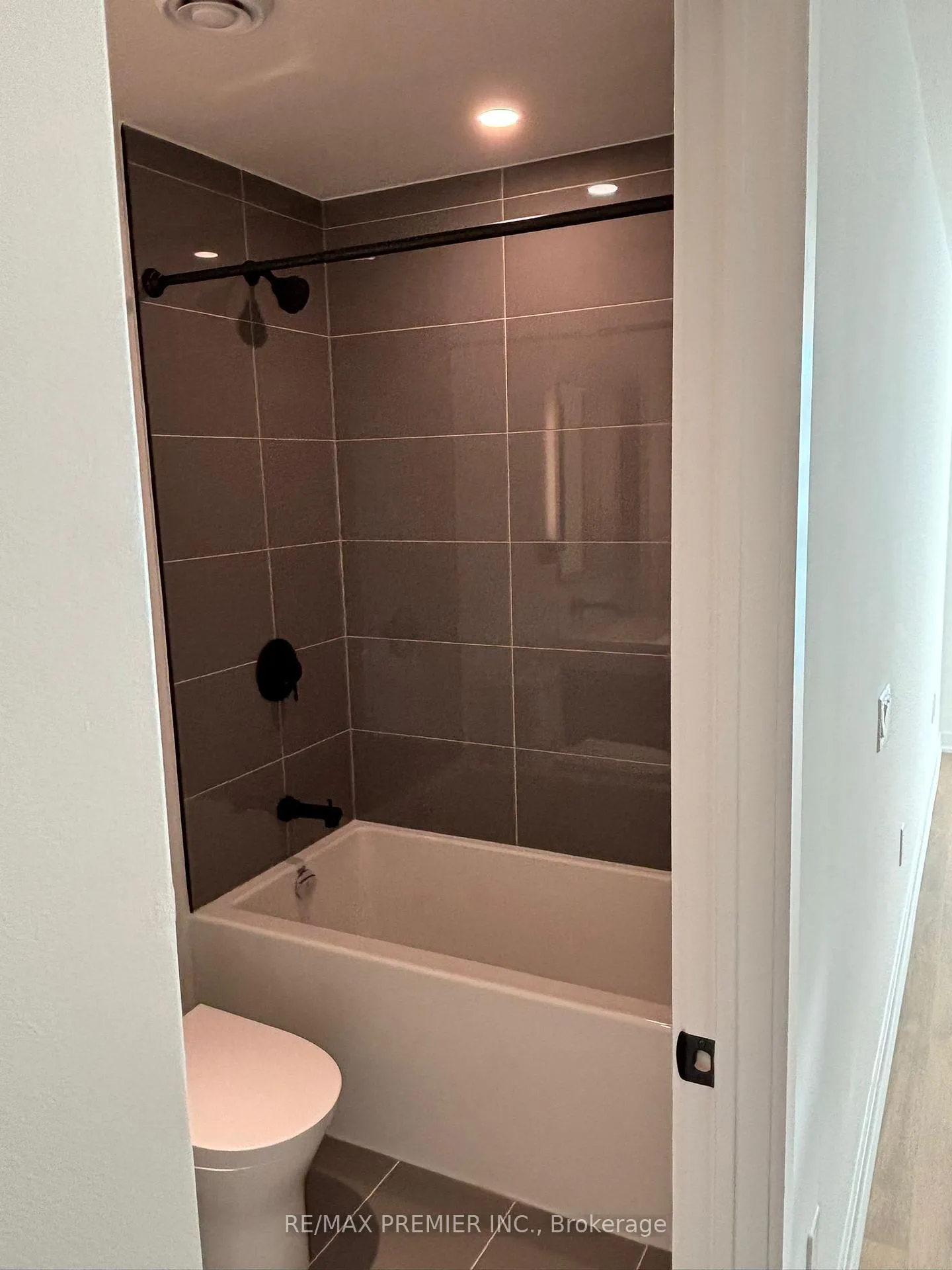 Photo 8 of Unit 2903, 127 Broadway Avenue, Toronto, Mount Pleasant West — HOMEH