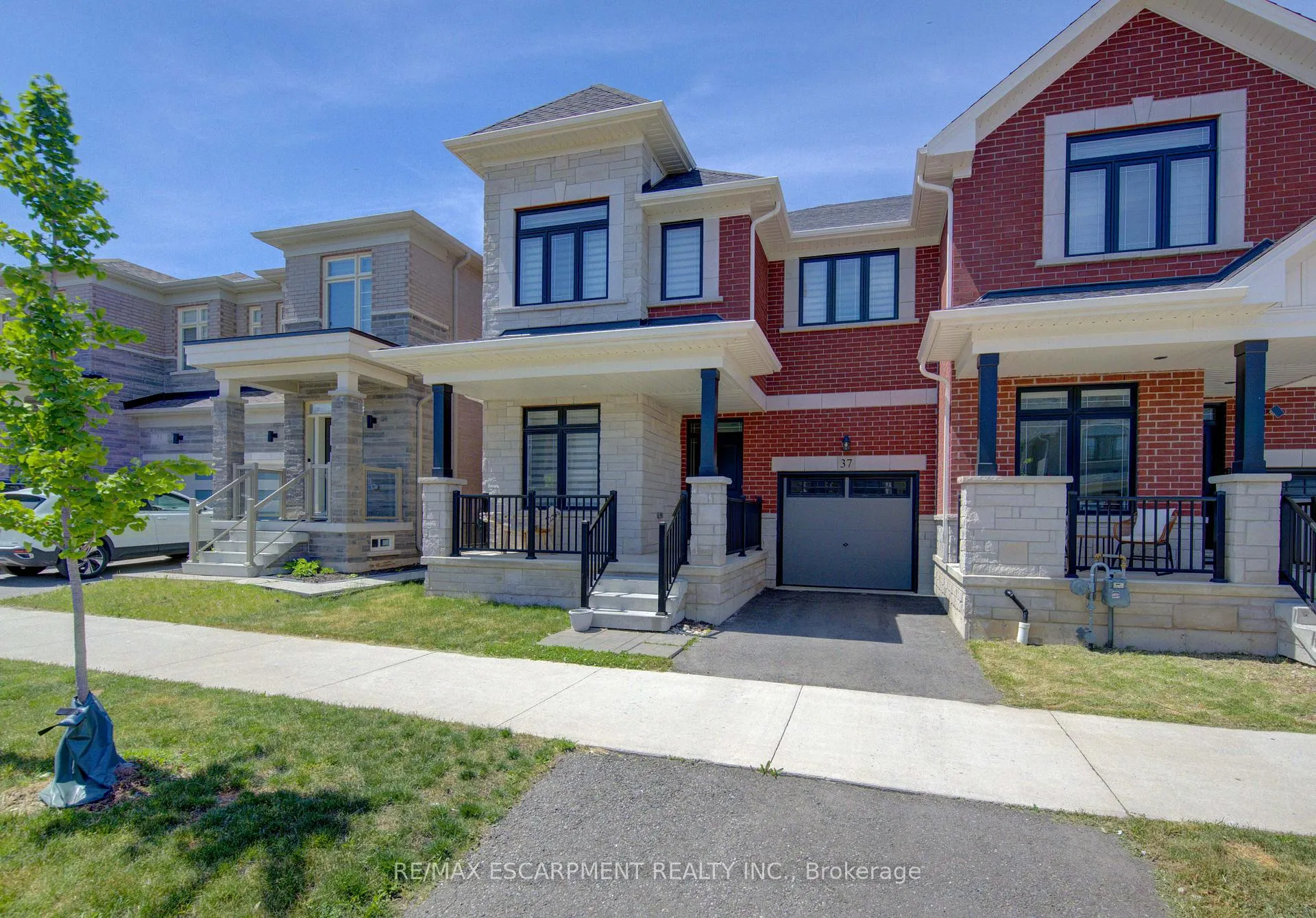 Photo 1 of 37 Great Falls Boulevard, Hamilton, Waterdown — HOMEH
