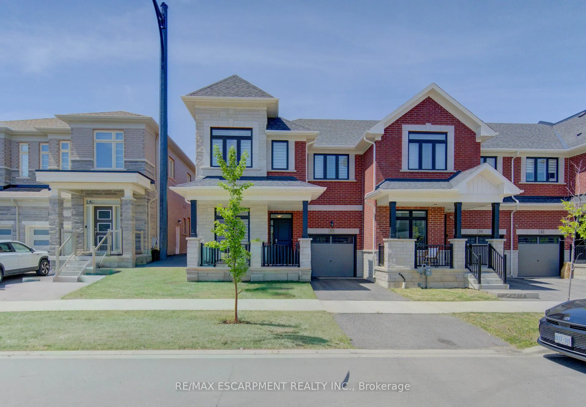 Photo 2 of 37 Great Falls Boulevard, Hamilton, Waterdown — HOMEH