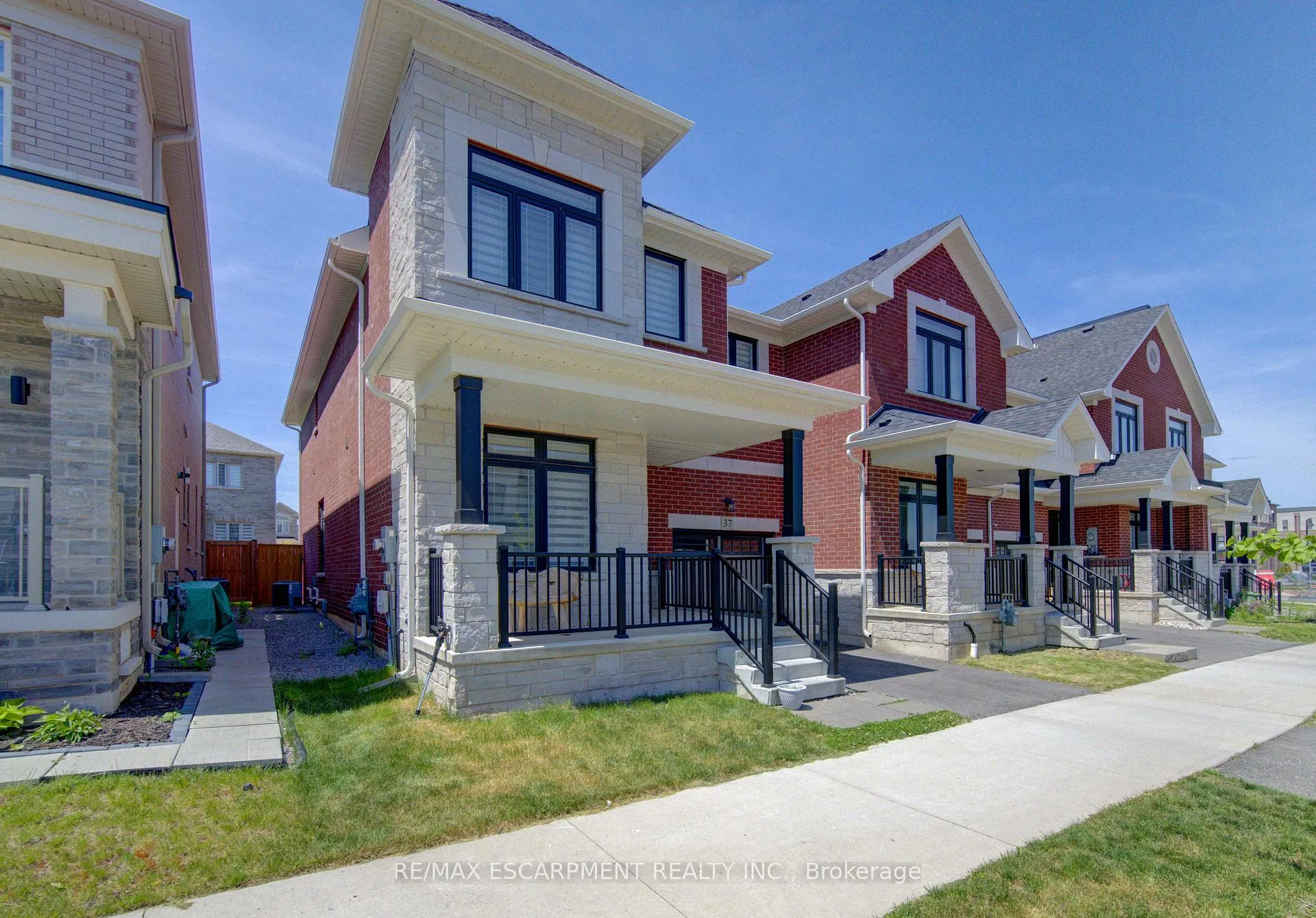 Photo 3 of 37 Great Falls Boulevard, Hamilton, Waterdown — HOMEH