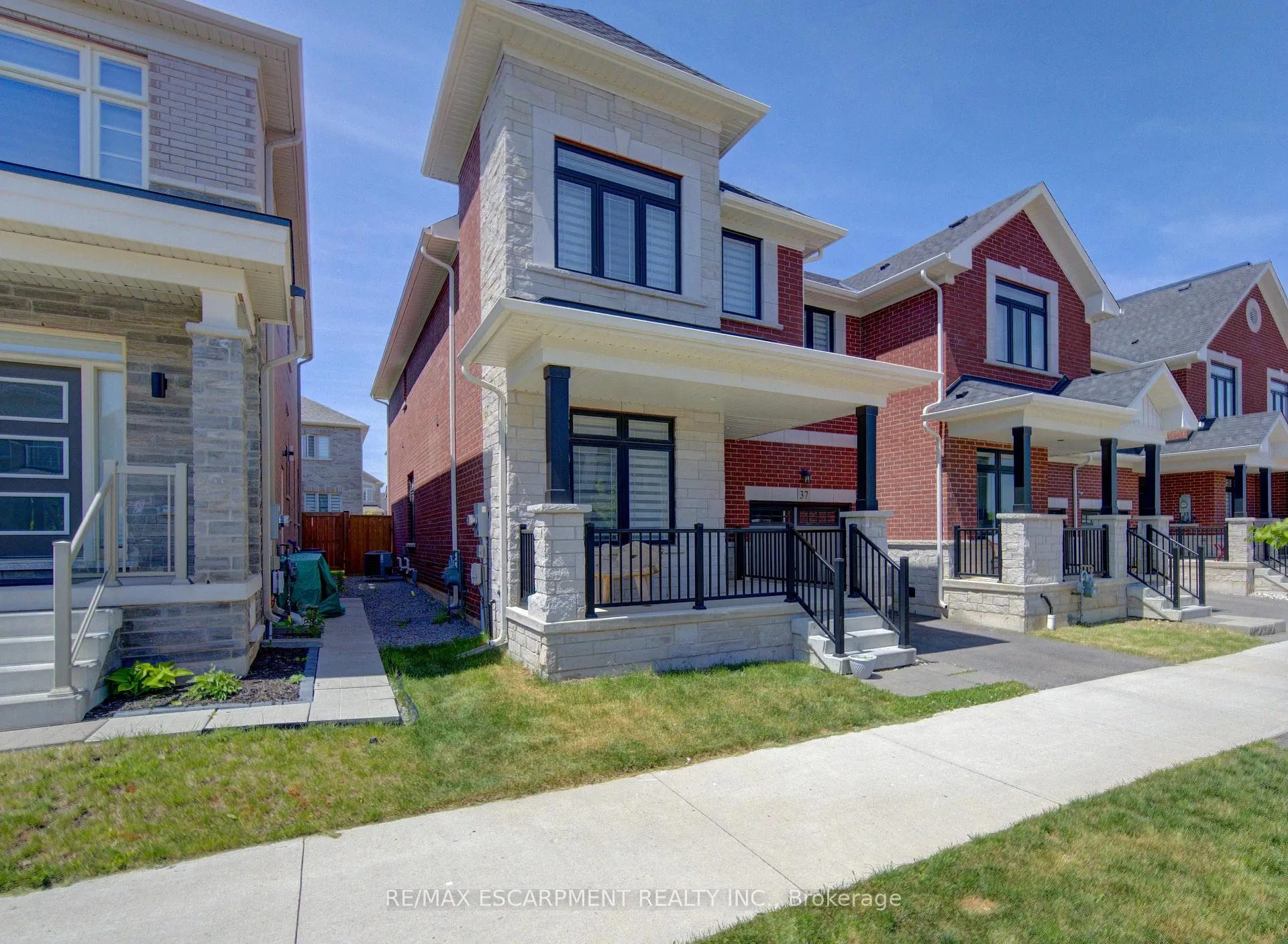 Photo 4 of 37 Great Falls Boulevard, Hamilton, Waterdown — HOMEH