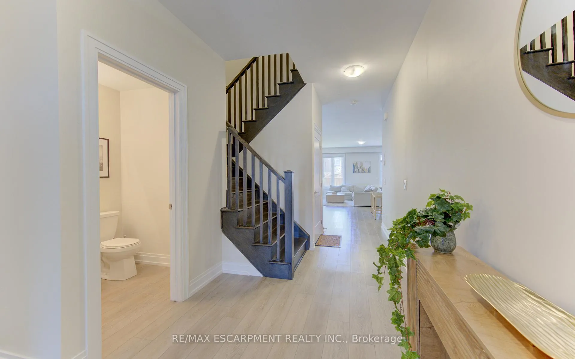 Photo 9 of 37 Great Falls Boulevard, Hamilton, Waterdown — HOMEH