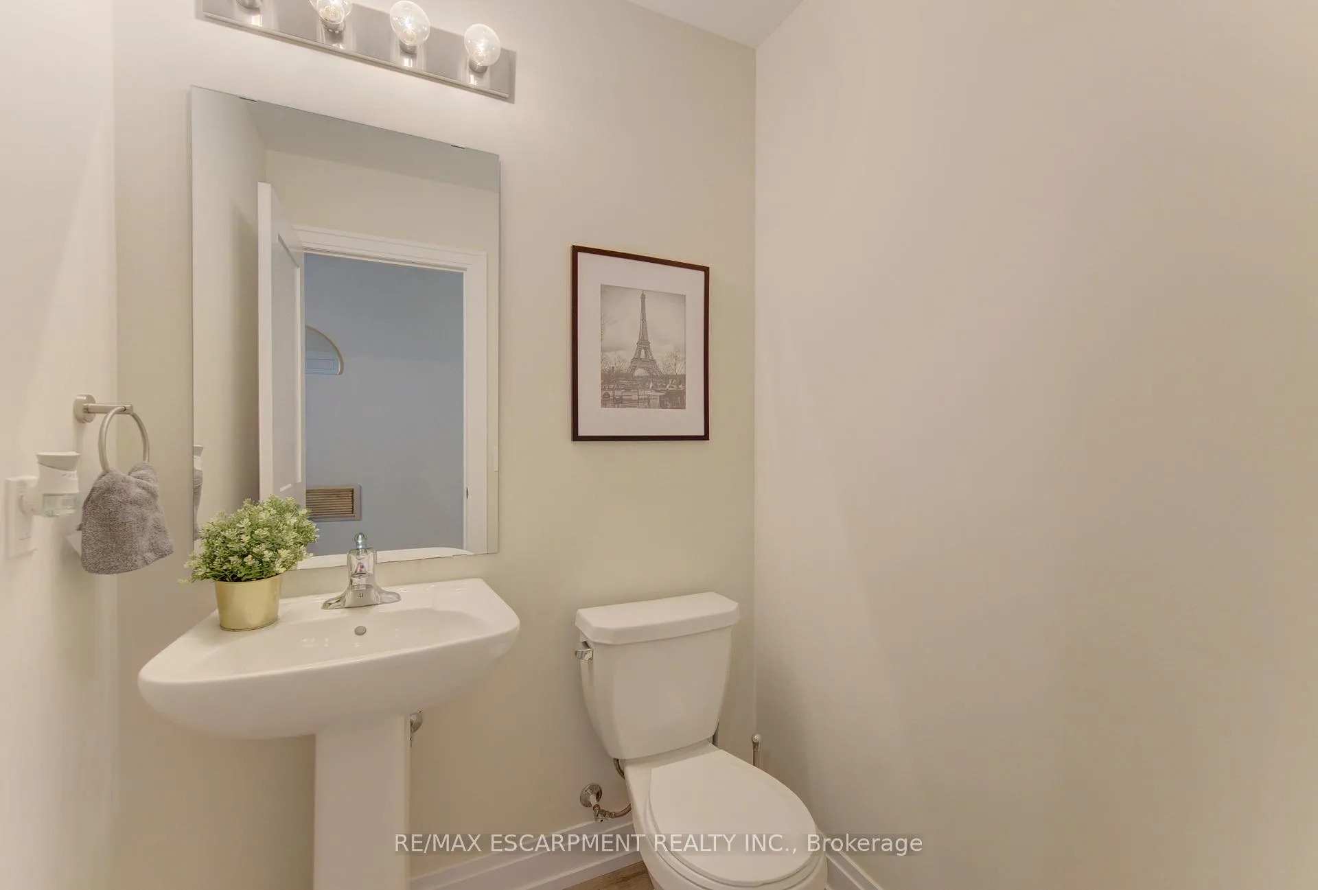 Photo 10 of 37 Great Falls Boulevard, Hamilton, Waterdown — HOMEH