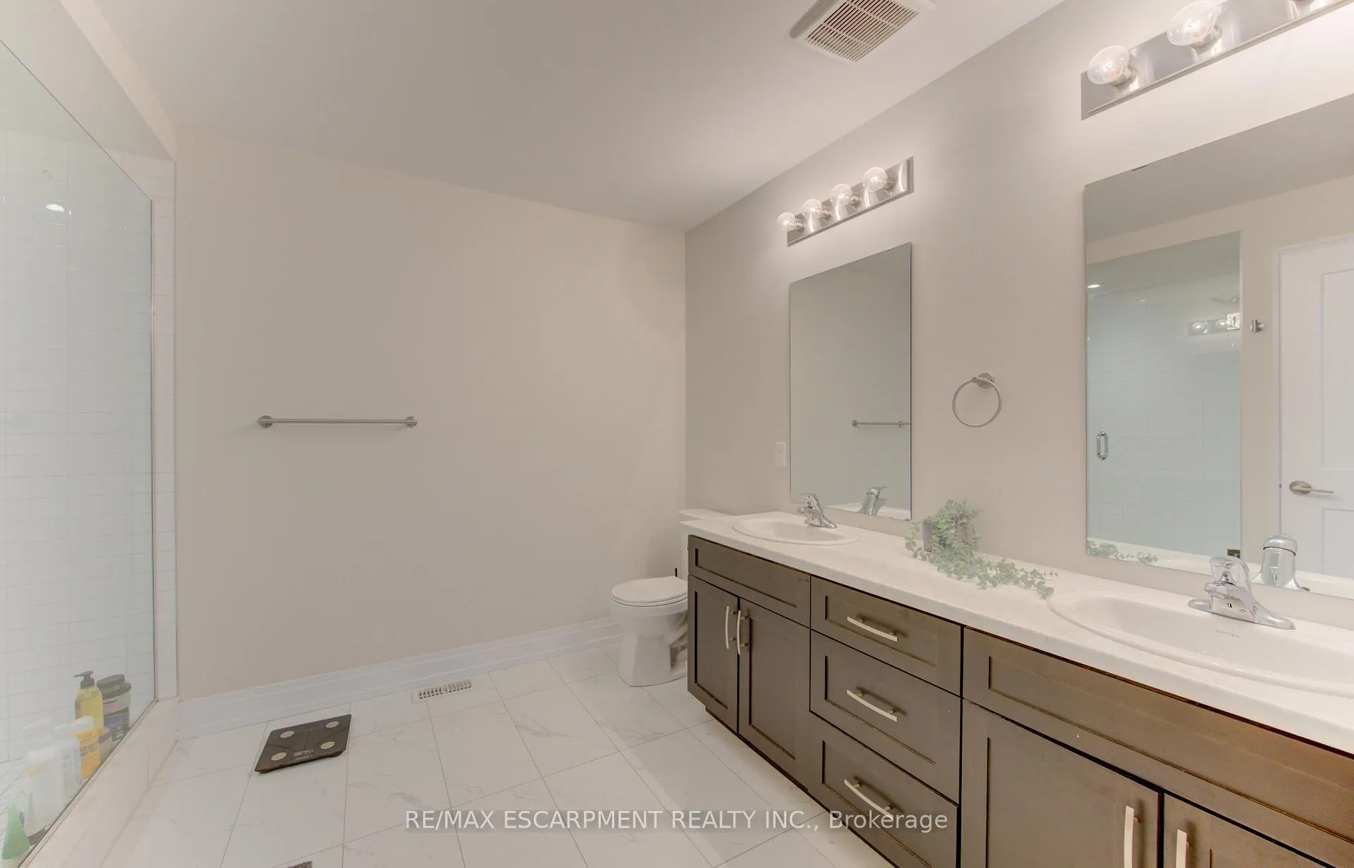 Photo 29 of 37 Great Falls Boulevard, Hamilton, Waterdown — HOMEH