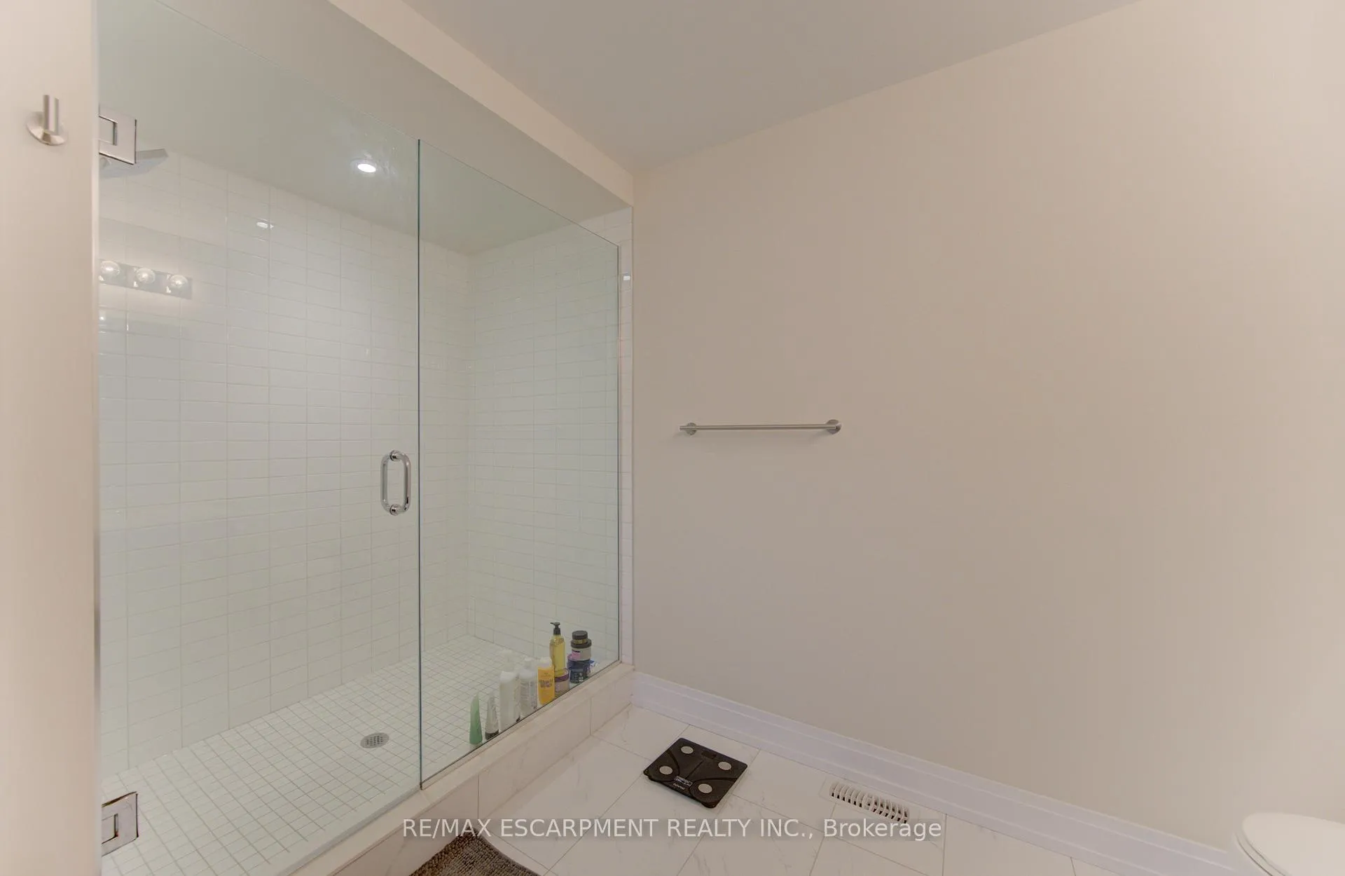 Photo 30 of 37 Great Falls Boulevard, Hamilton, Waterdown — HOMEH