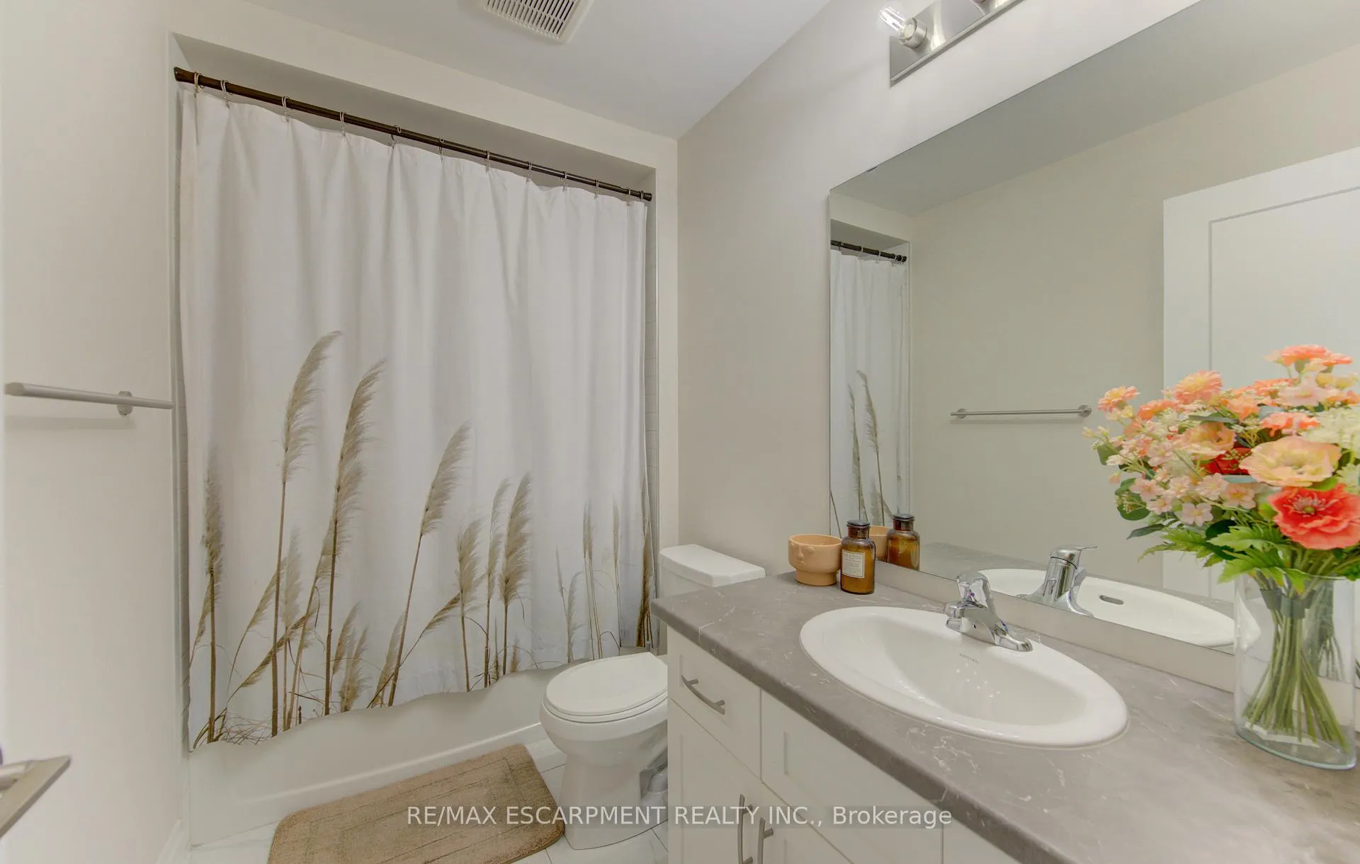 Photo 34 of 37 Great Falls Boulevard, Hamilton, Waterdown — HOMEH