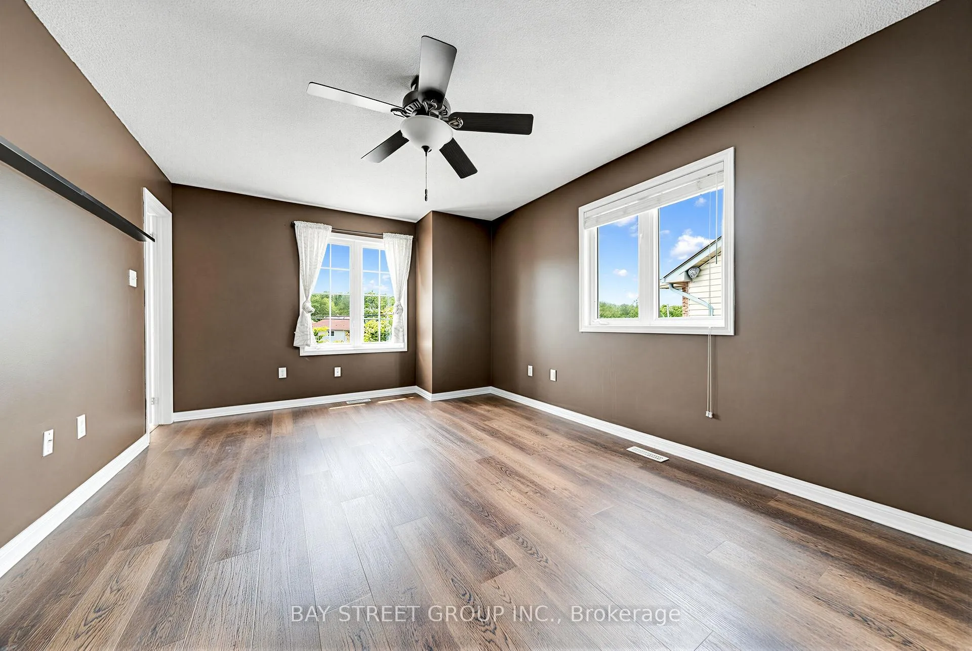 Photo 23 of 351 Ferndale Drive S, Barrie, Ardagh — HOMEH