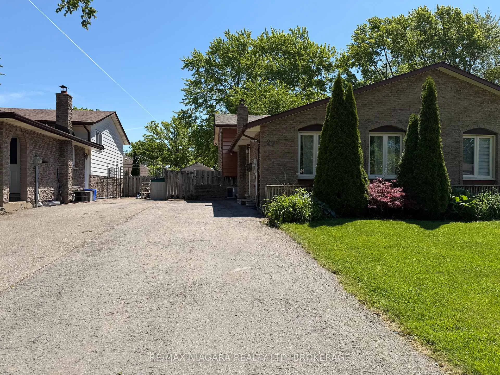 Photo 2 of Unit UPPER, 27 Nottingham Court, Welland, N. Welland — HOMEH