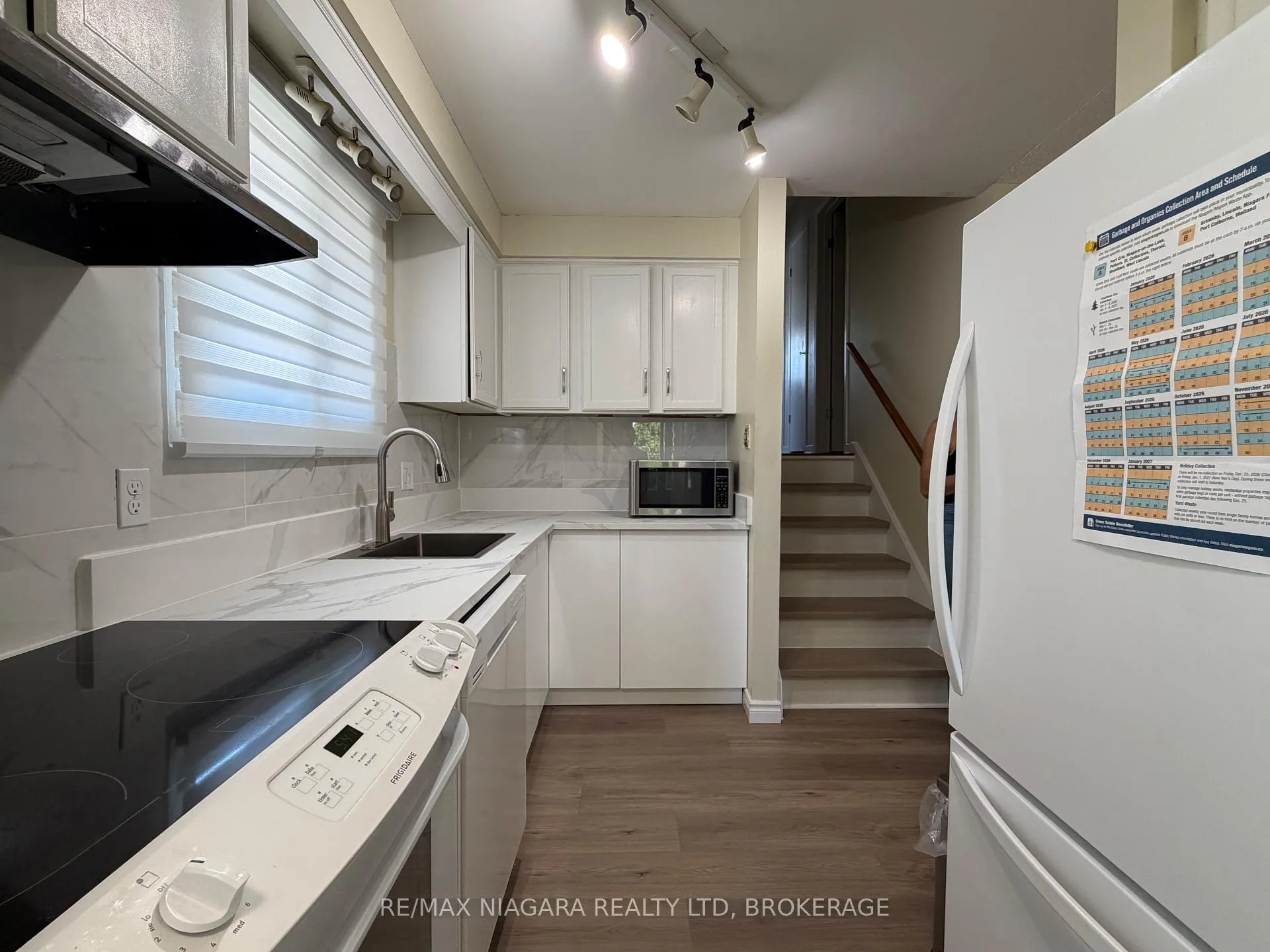 Photo 3 of Unit UPPER, 27 Nottingham Court, Welland, N. Welland — HOMEH