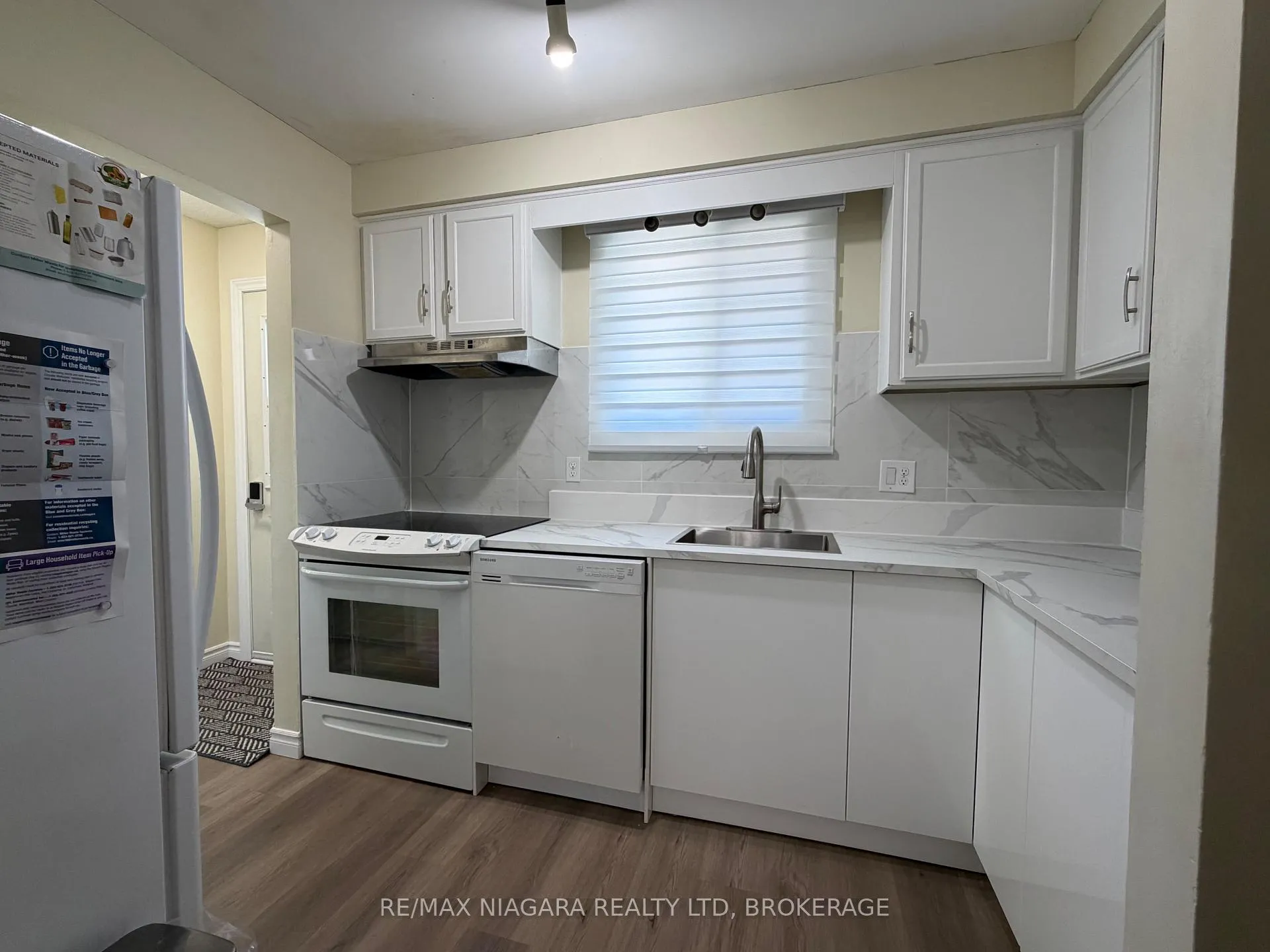 Photo 4 of Unit UPPER, 27 Nottingham Court, Welland, N. Welland — HOMEH