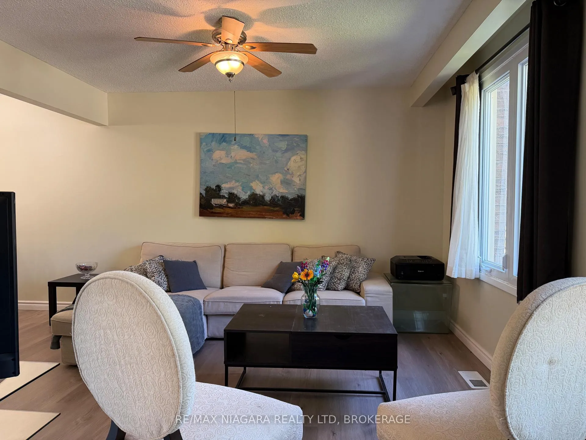 Photo 6 of Unit UPPER, 27 Nottingham Court, Welland, N. Welland — HOMEH