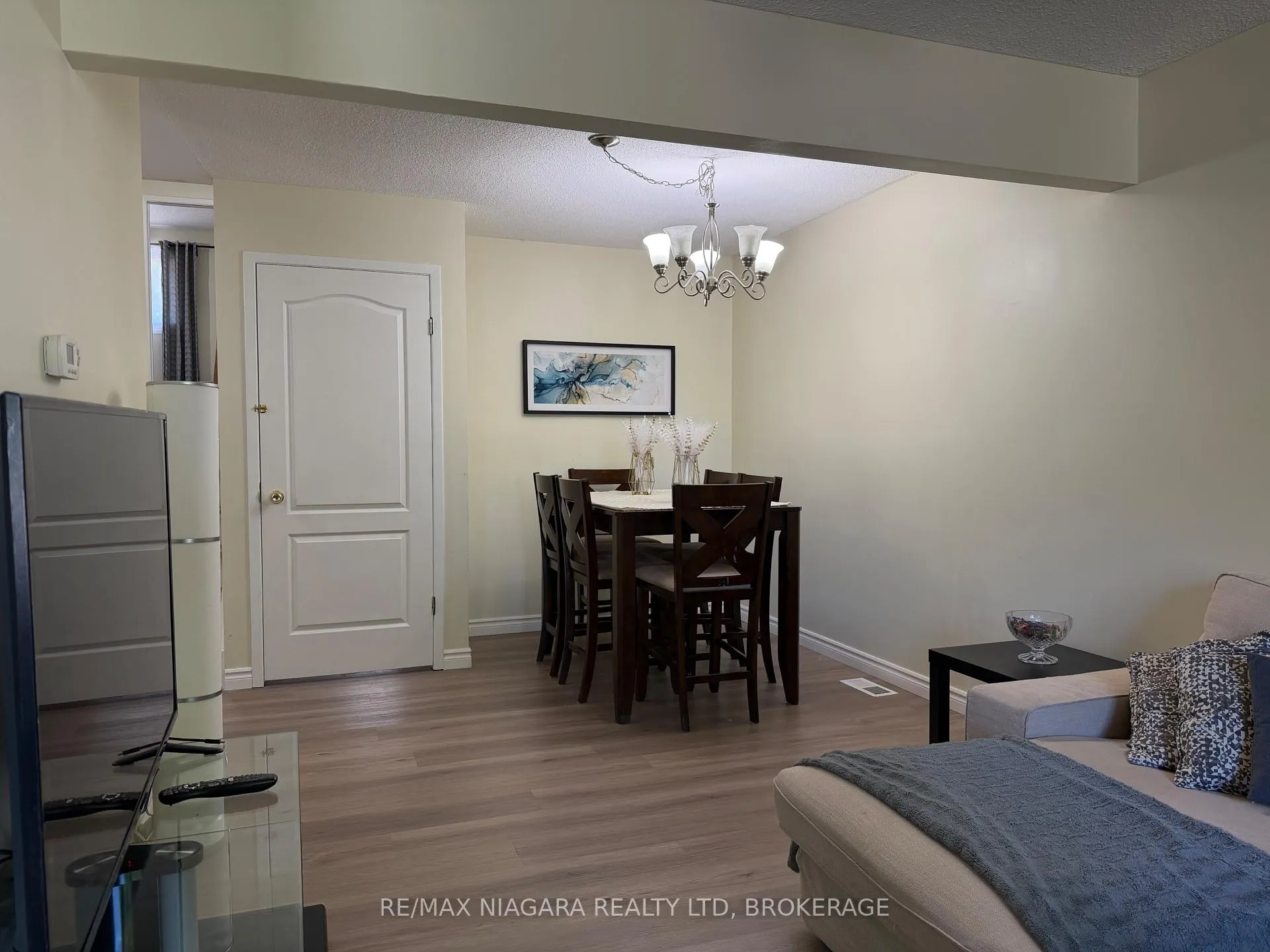 Photo 7 of Unit UPPER, 27 Nottingham Court, Welland, N. Welland — HOMEH