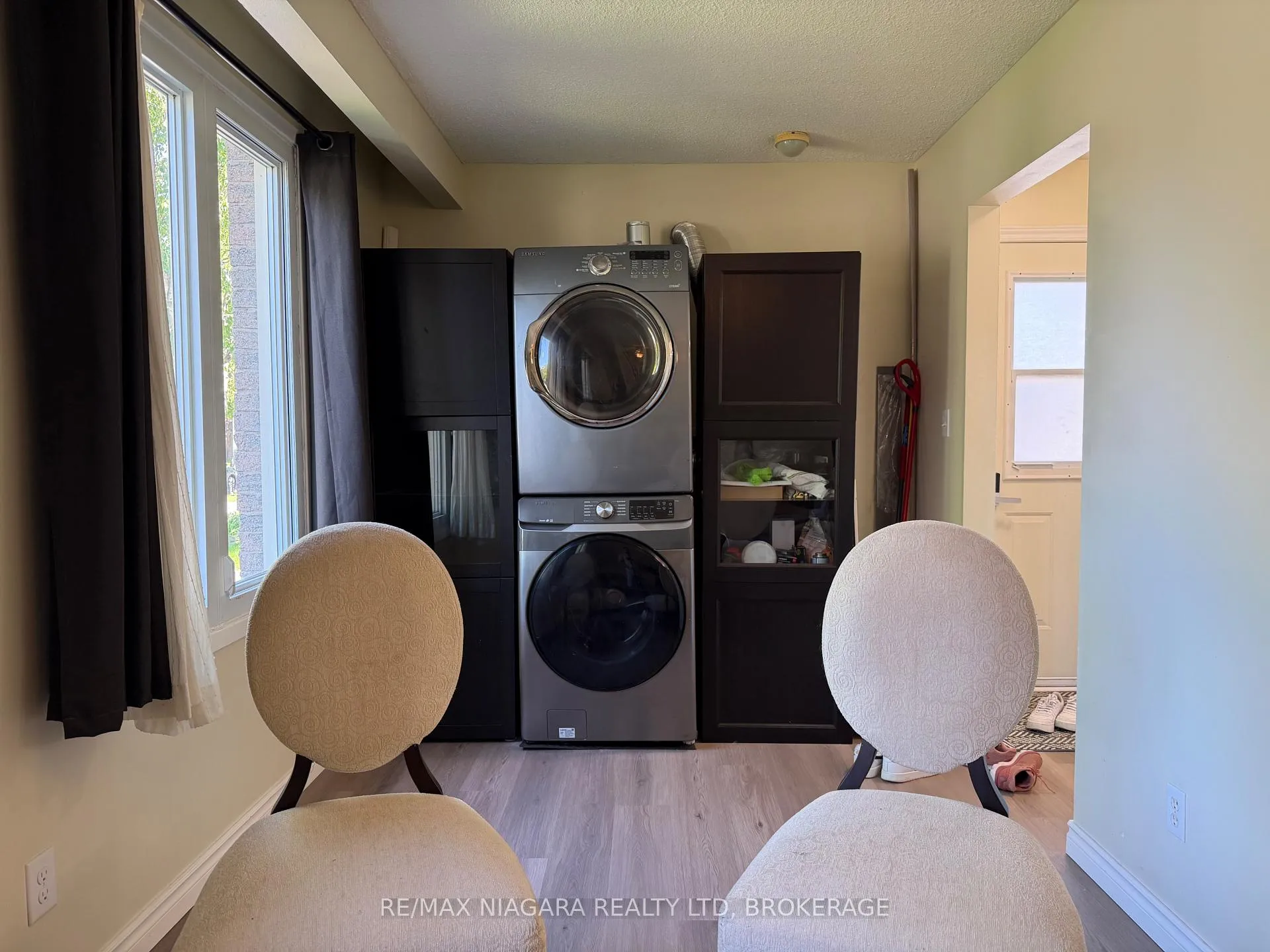 Photo 8 of Unit UPPER, 27 Nottingham Court, Welland, N. Welland — HOMEH
