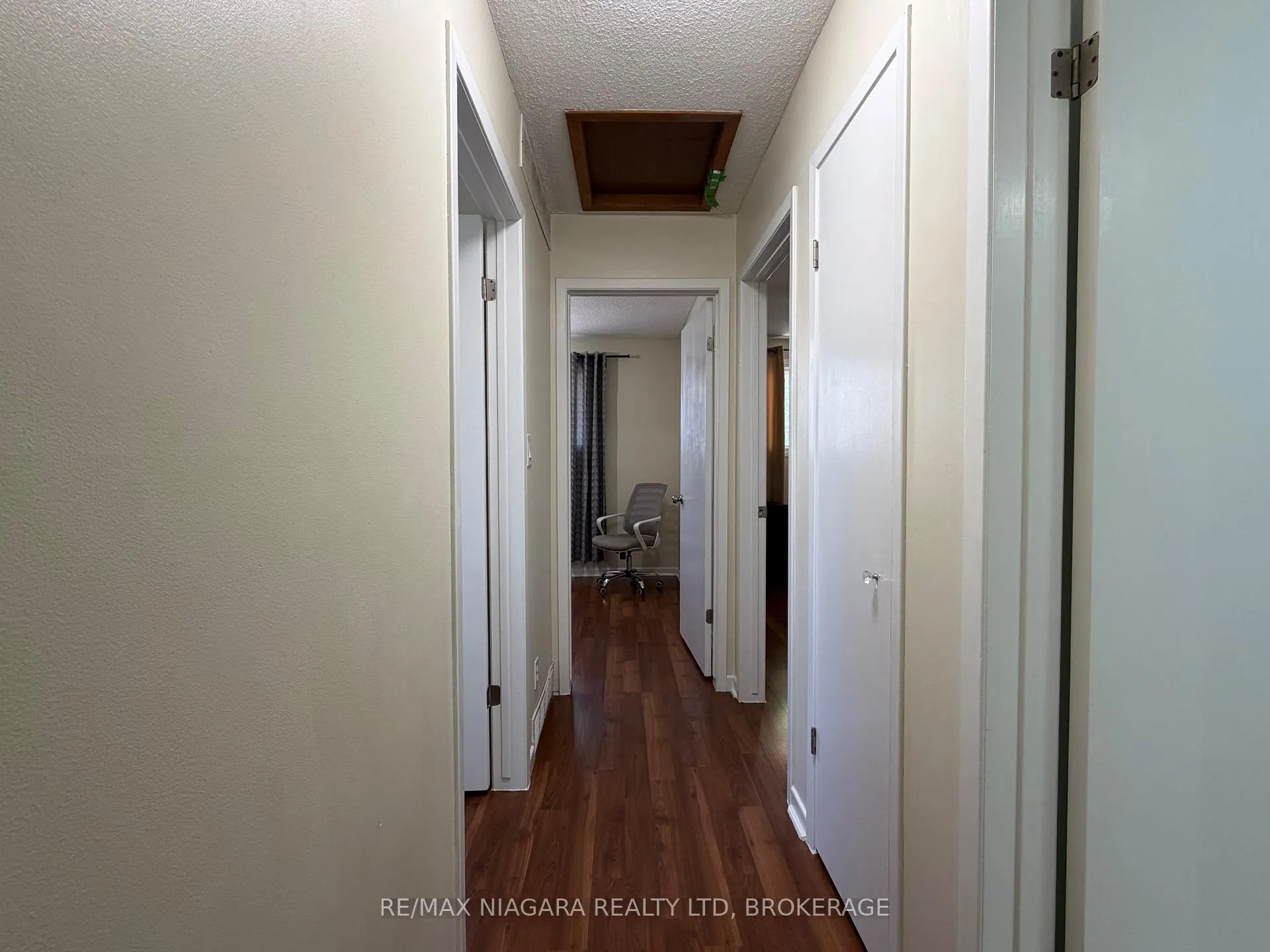 Photo 9 of Unit UPPER, 27 Nottingham Court, Welland, N. Welland — HOMEH