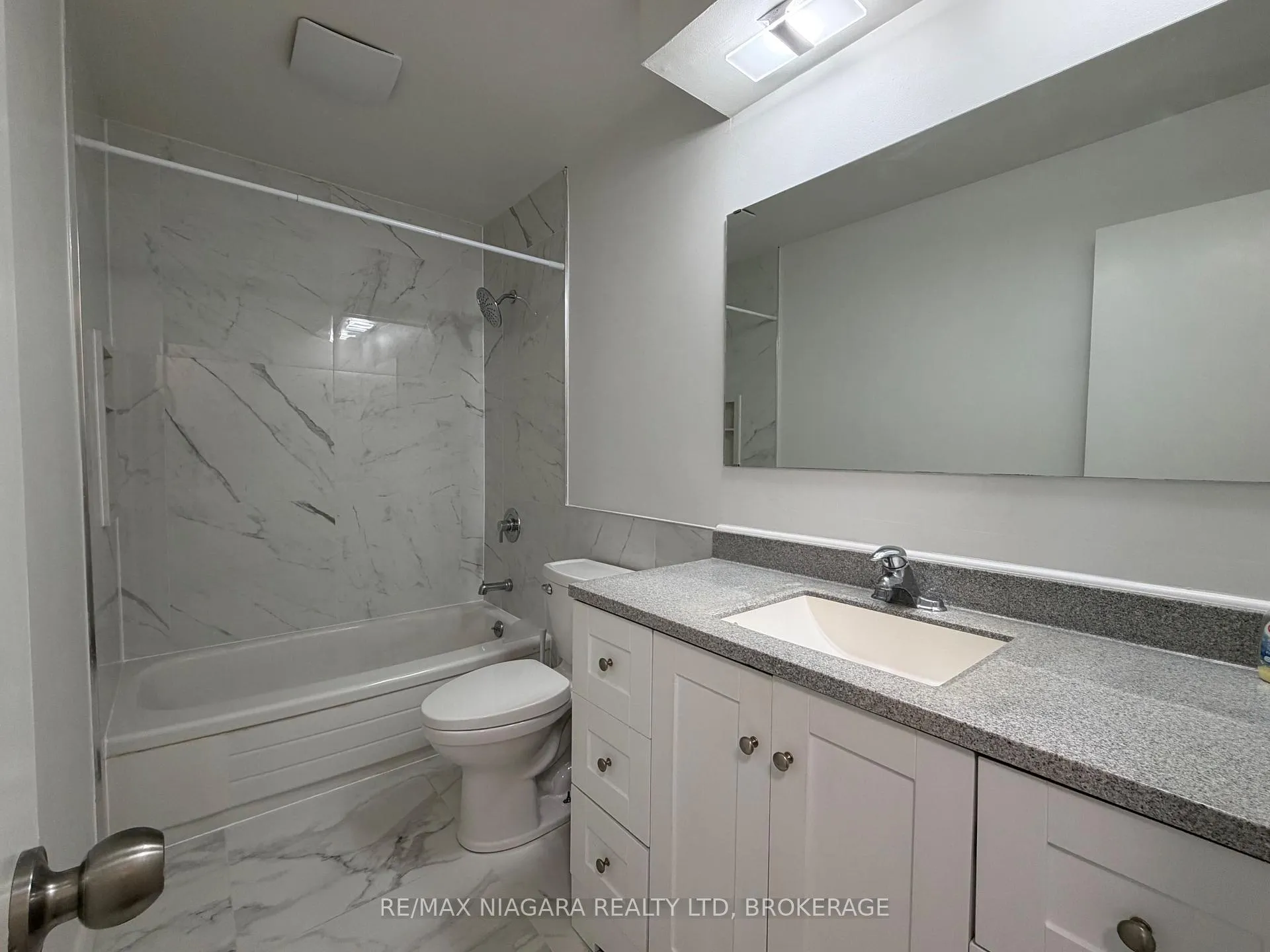 Photo 10 of Unit UPPER, 27 Nottingham Court, Welland, N. Welland — HOMEH