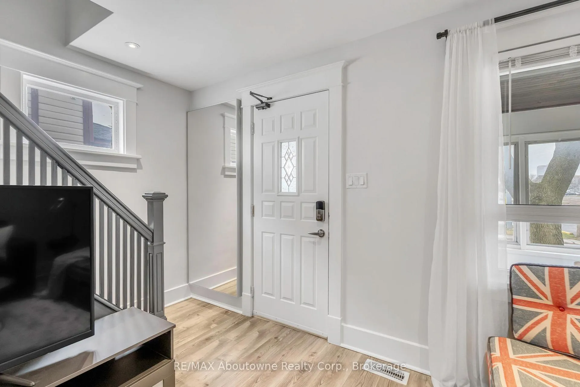 Photo 2 of 5111 Kitchener Street, Niagara Falls, Clifton Hill — HOMEH