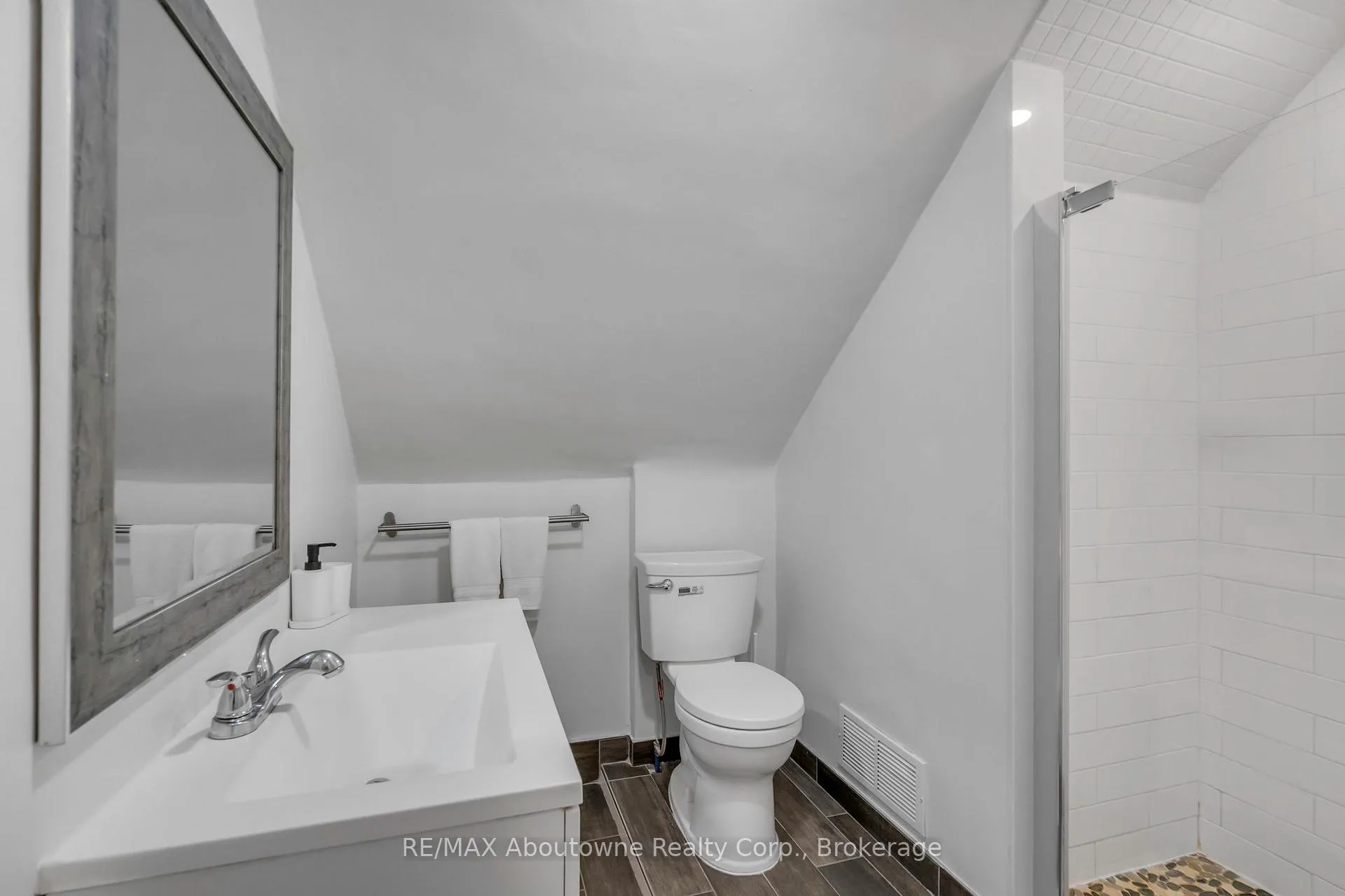 Photo 21 of 5111 Kitchener Street, Niagara Falls, Clifton Hill — HOMEH
