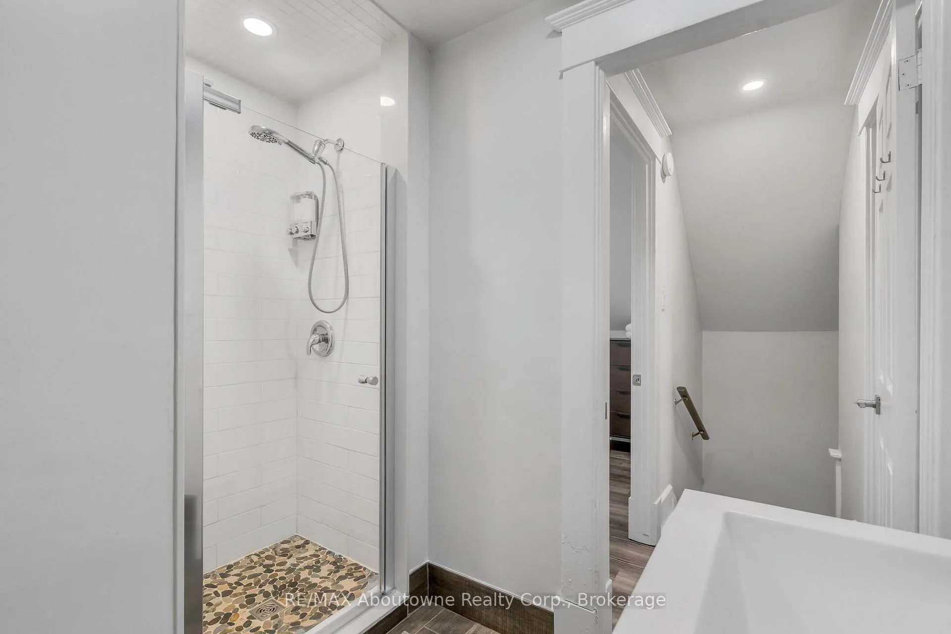 Photo 22 of 5111 Kitchener Street, Niagara Falls, Clifton Hill — HOMEH