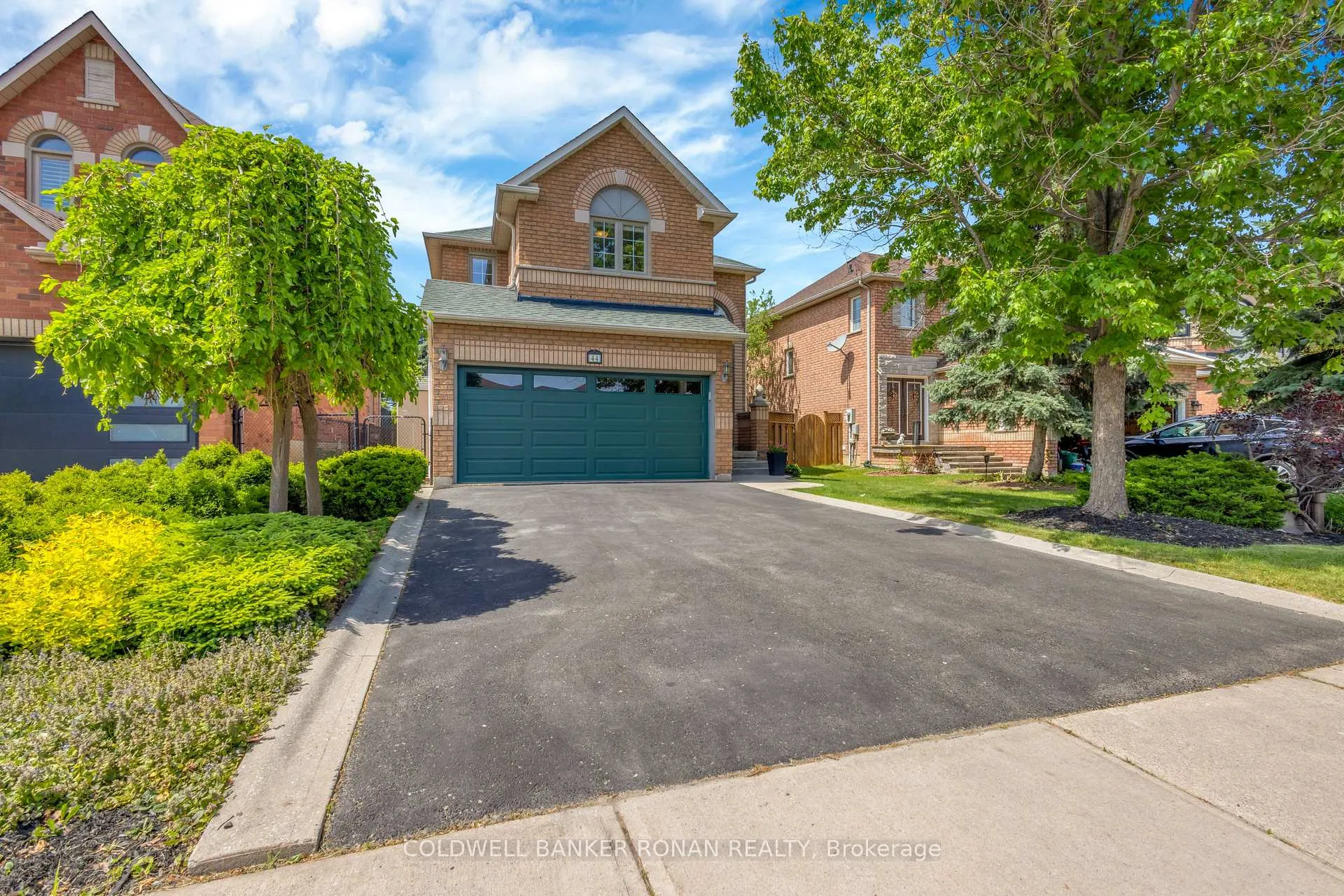 Photo 2 of 44 Baccarat Crescent, Brampton, Snelgrove — HOMEH