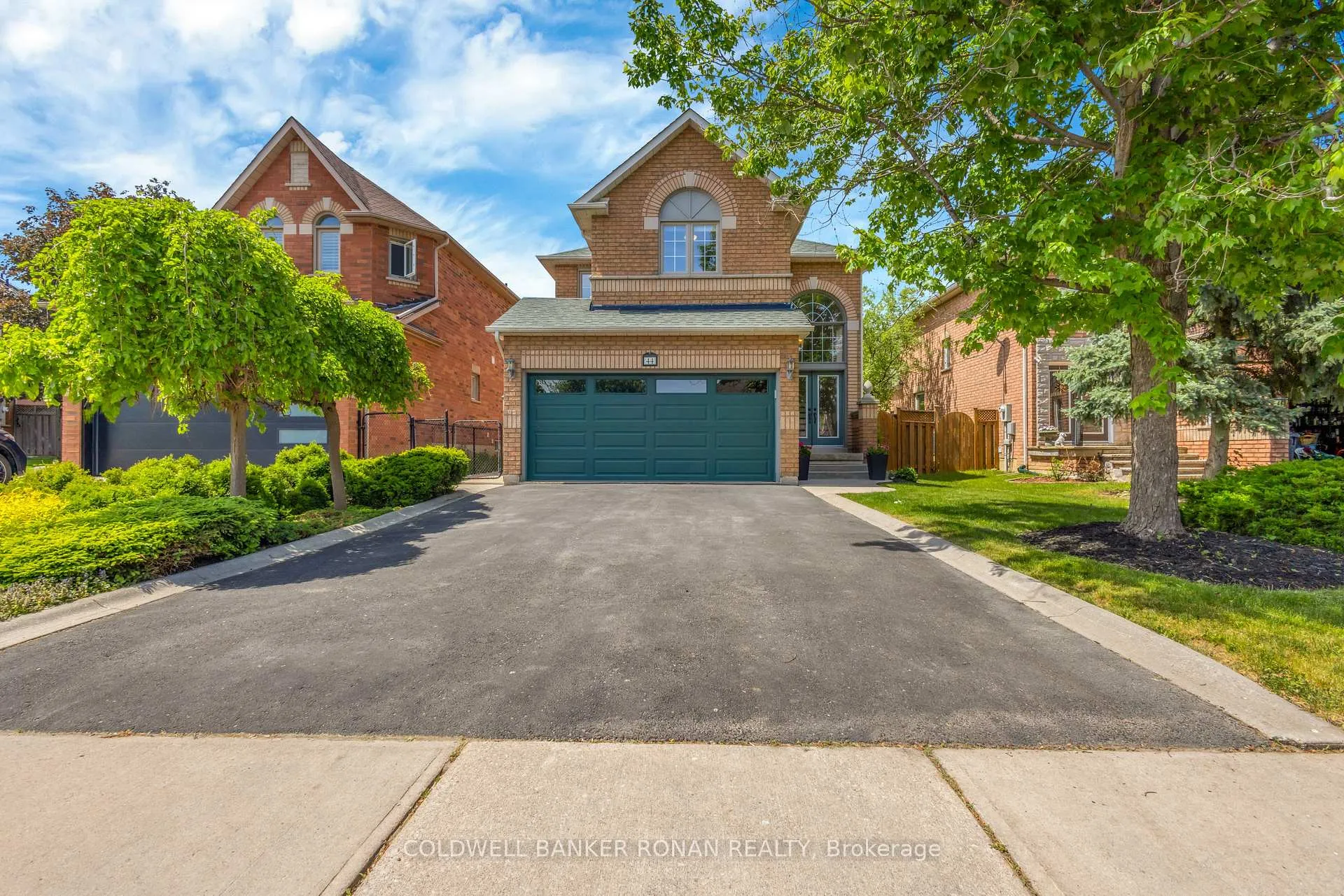 Photo 3 of 44 Baccarat Crescent, Brampton, Snelgrove — HOMEH