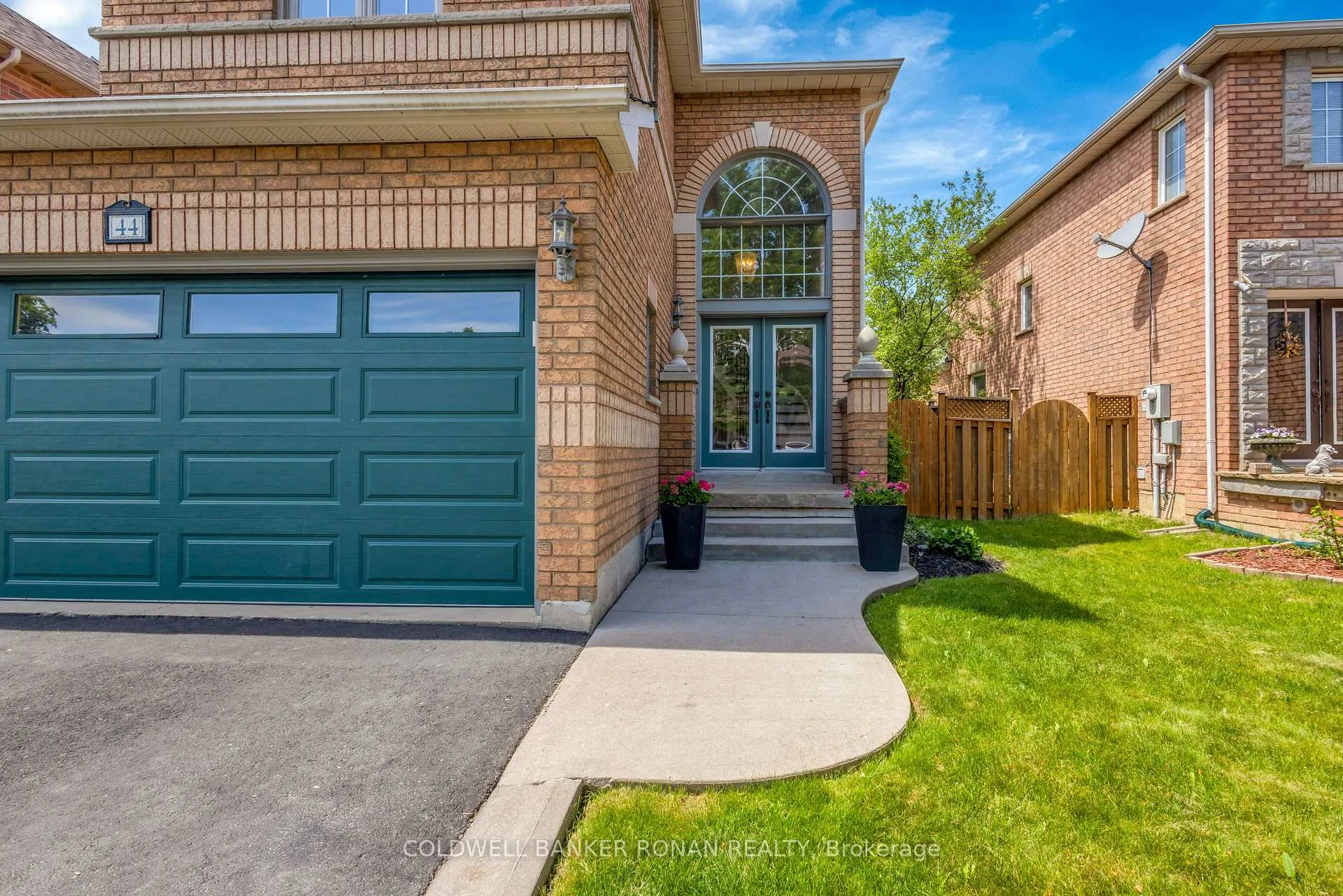 Photo 4 of 44 Baccarat Crescent, Brampton, Snelgrove — HOMEH