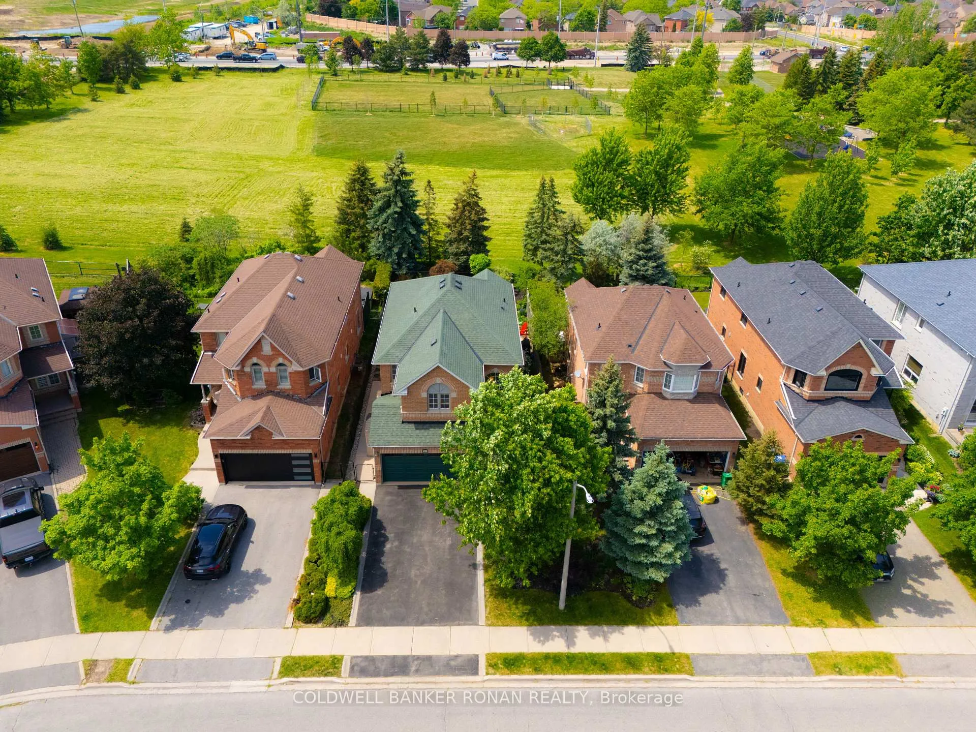 Photo 5 of 44 Baccarat Crescent, Brampton, Snelgrove — HOMEH