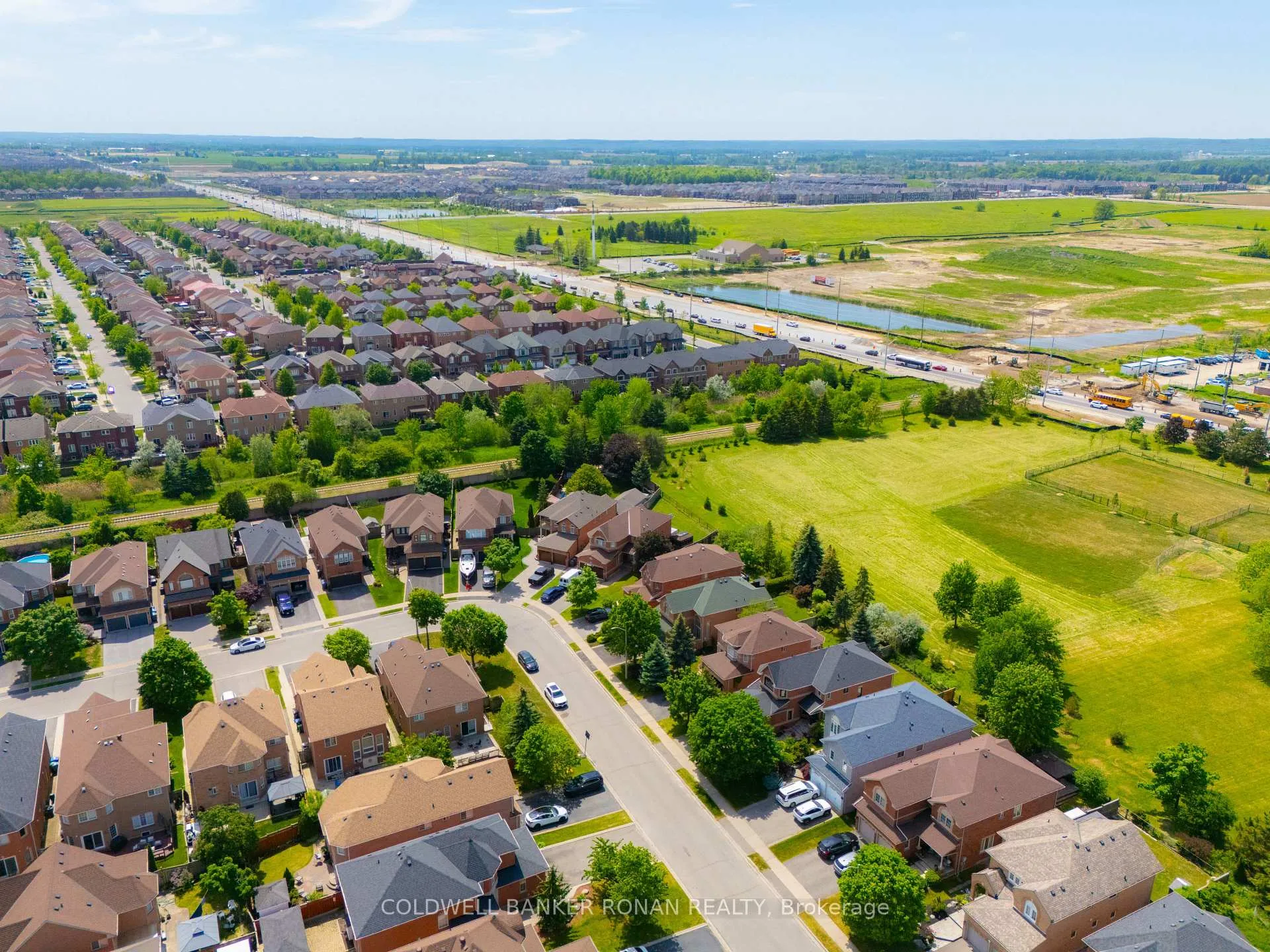 Photo 7 of 44 Baccarat Crescent, Brampton, Snelgrove — HOMEH