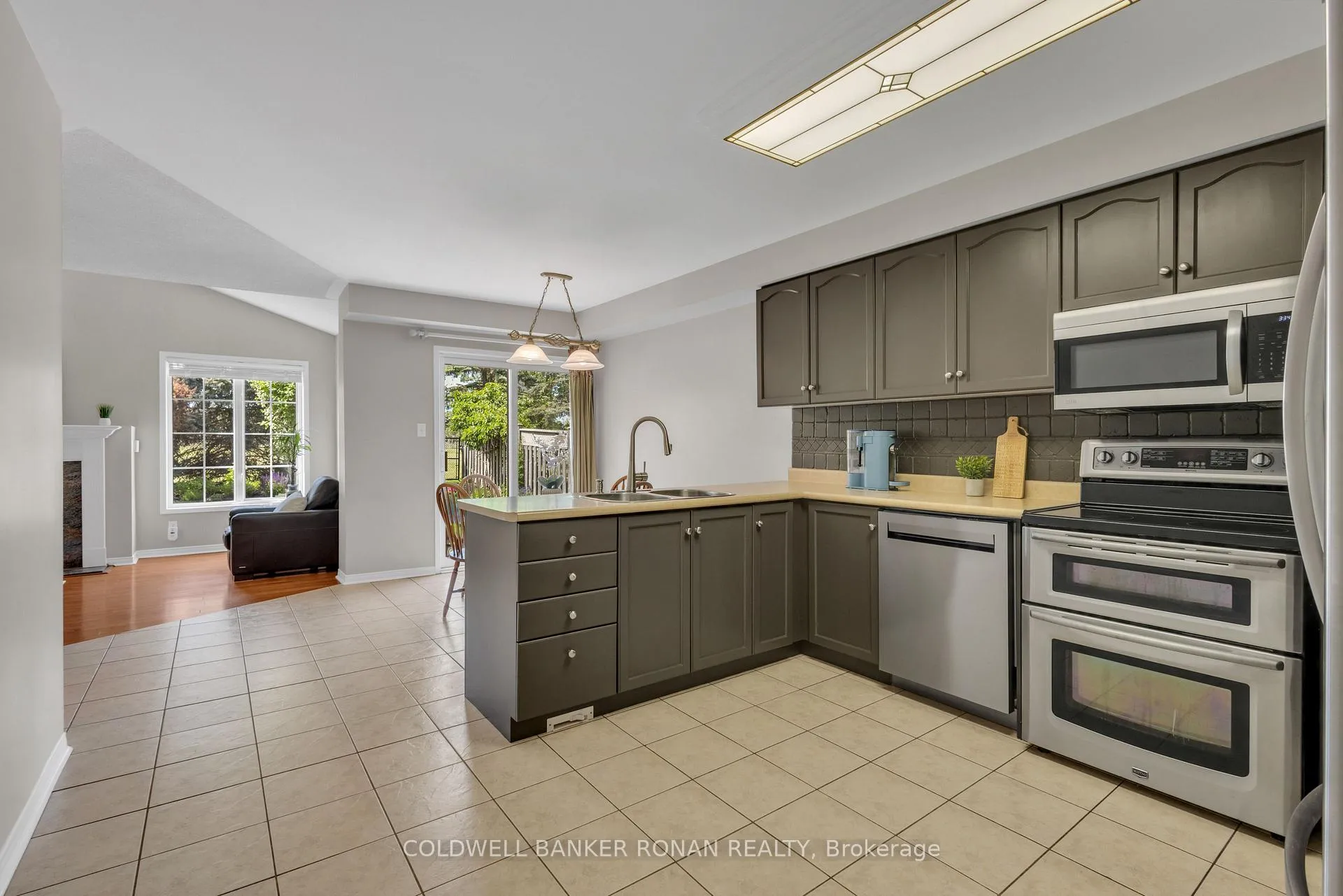 Photo 12 of 44 Baccarat Crescent, Brampton, Snelgrove — HOMEH