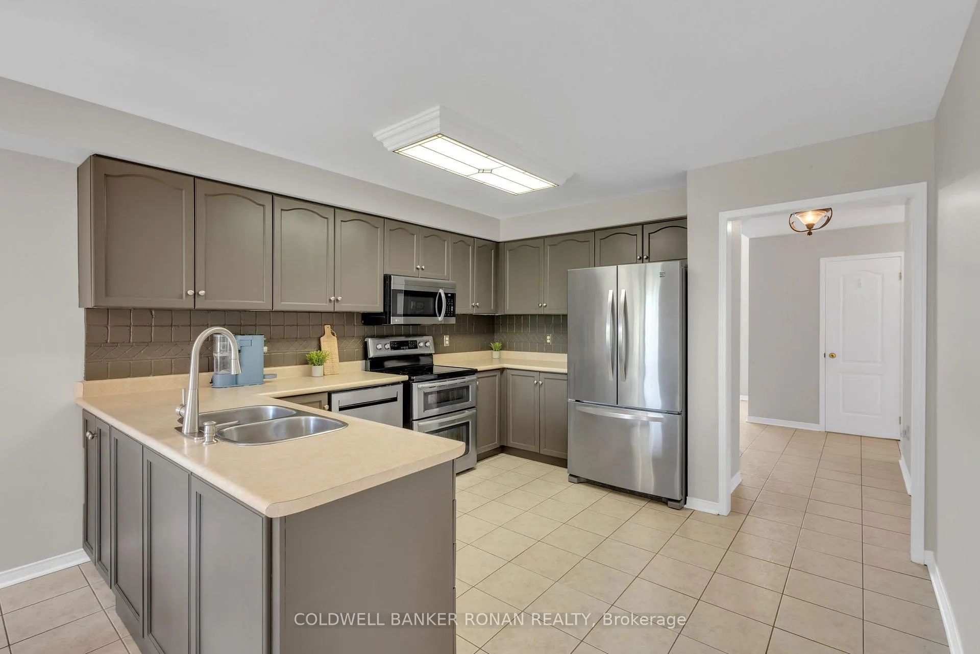Photo 13 of 44 Baccarat Crescent, Brampton, Snelgrove — HOMEH