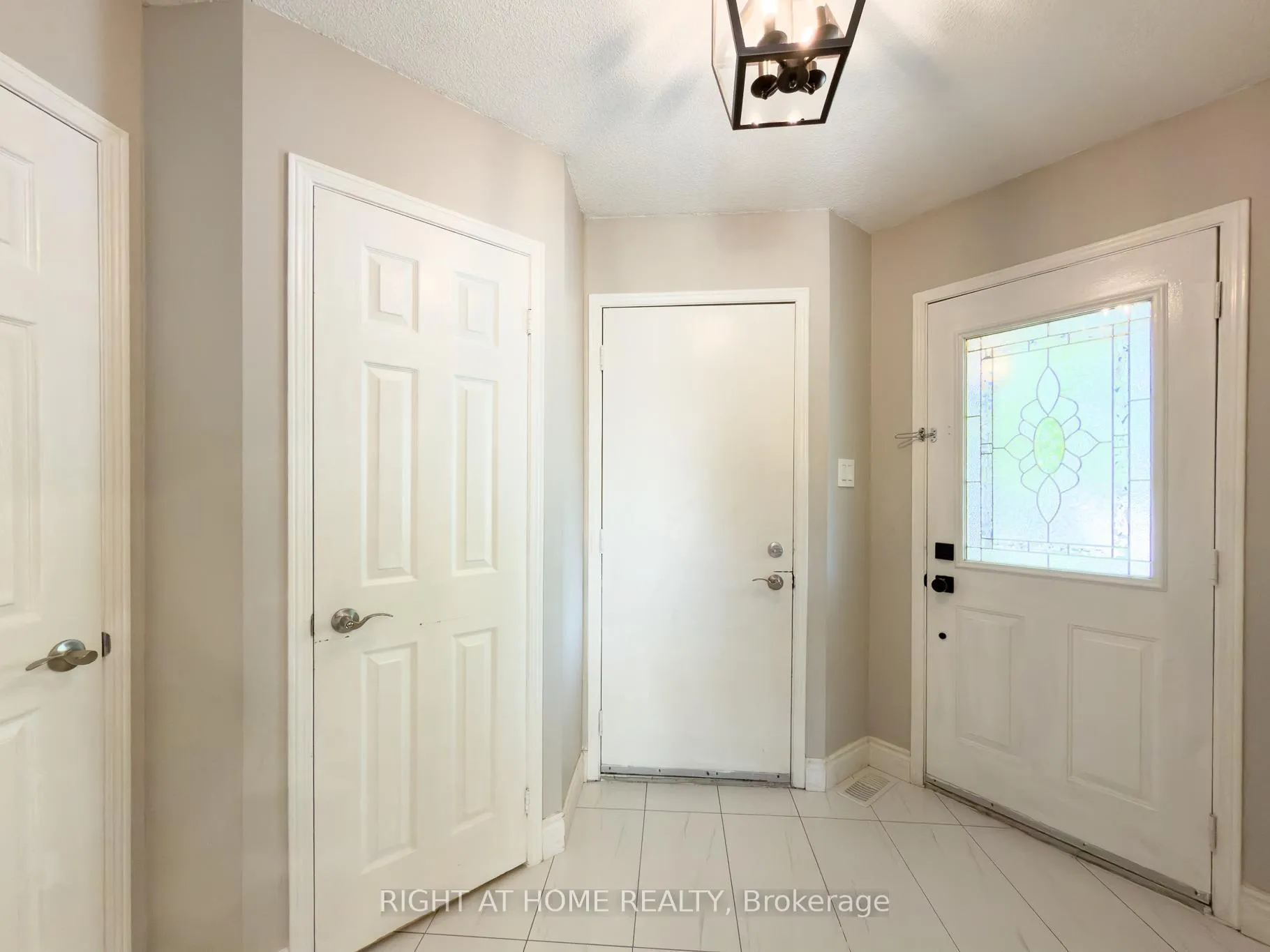 Photo 4 of 93 Townley Crescent, Brampton, Heart Lake West — HOMEH